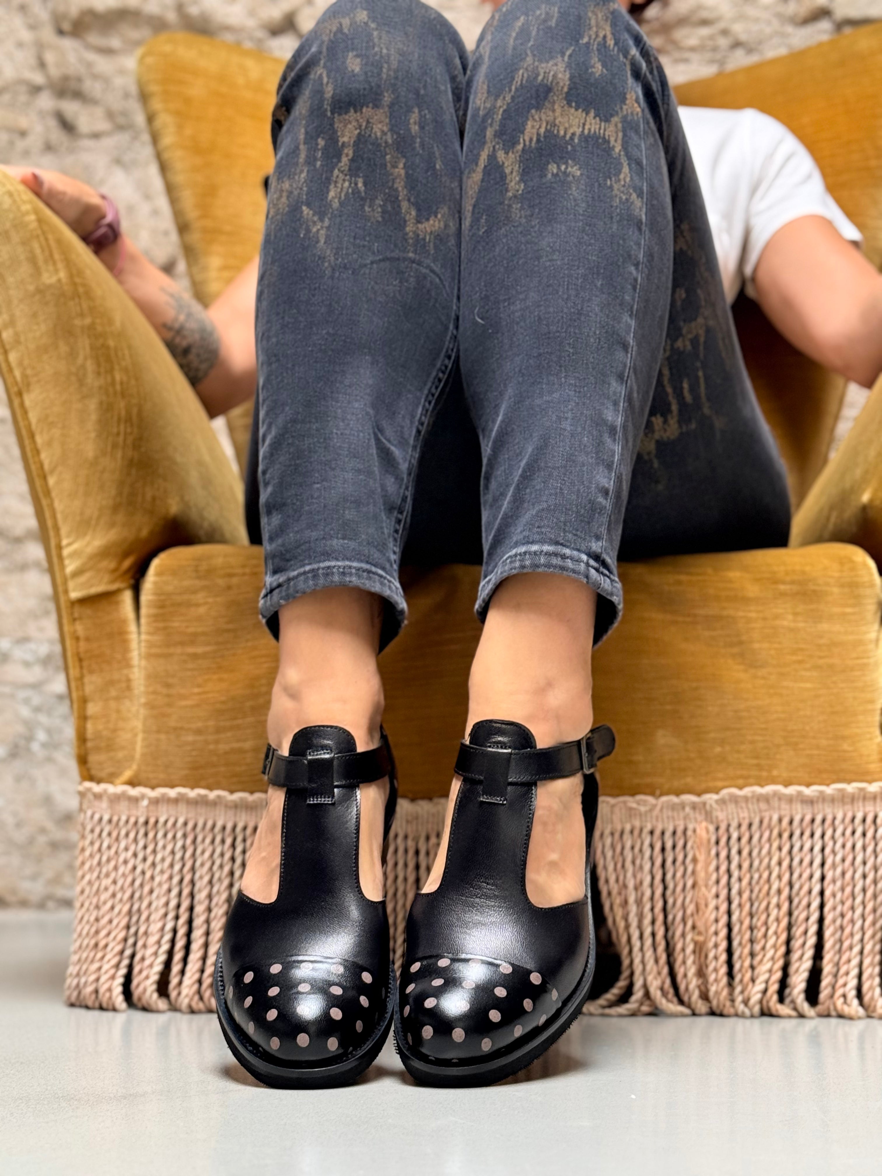 Image of Ciopa Pois scarpa bassa in nappa nera con pois beige artigianale marchigiana