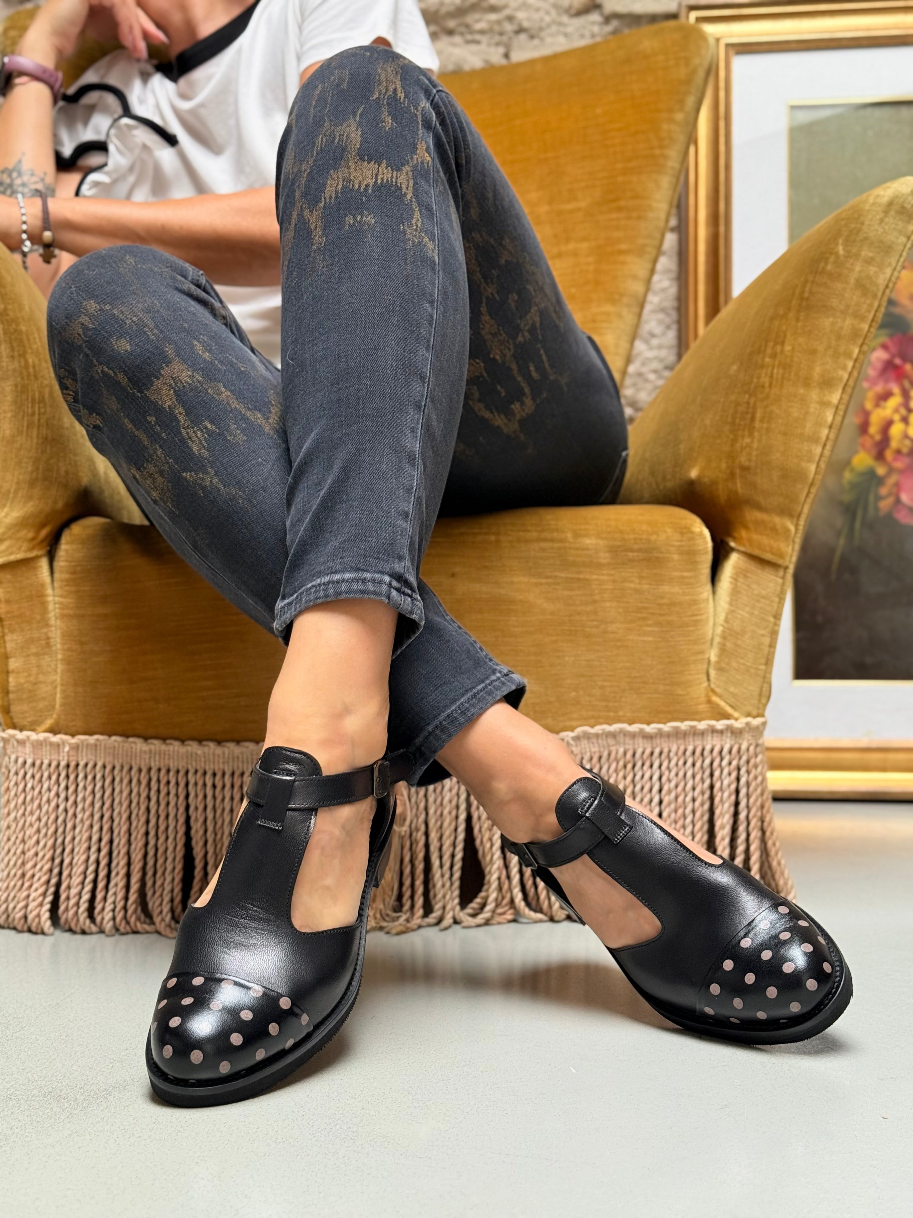 Image of Ciopa Pois scarpa bassa in nappa nera con pois beige artigianale marchigiana