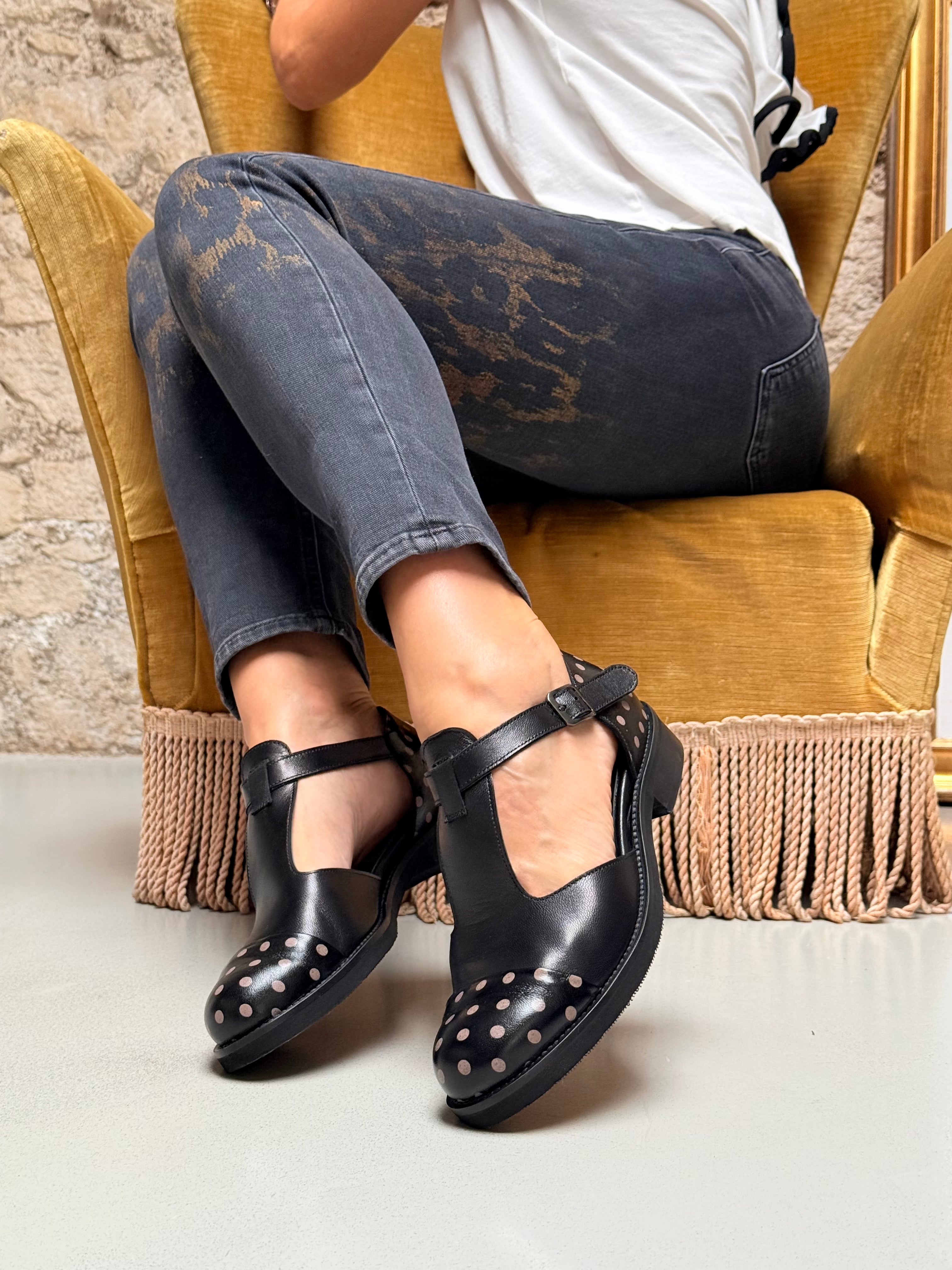 Image of Ciopa Pois scarpa bassa in nappa nera con pois beige artigianale marchigiana