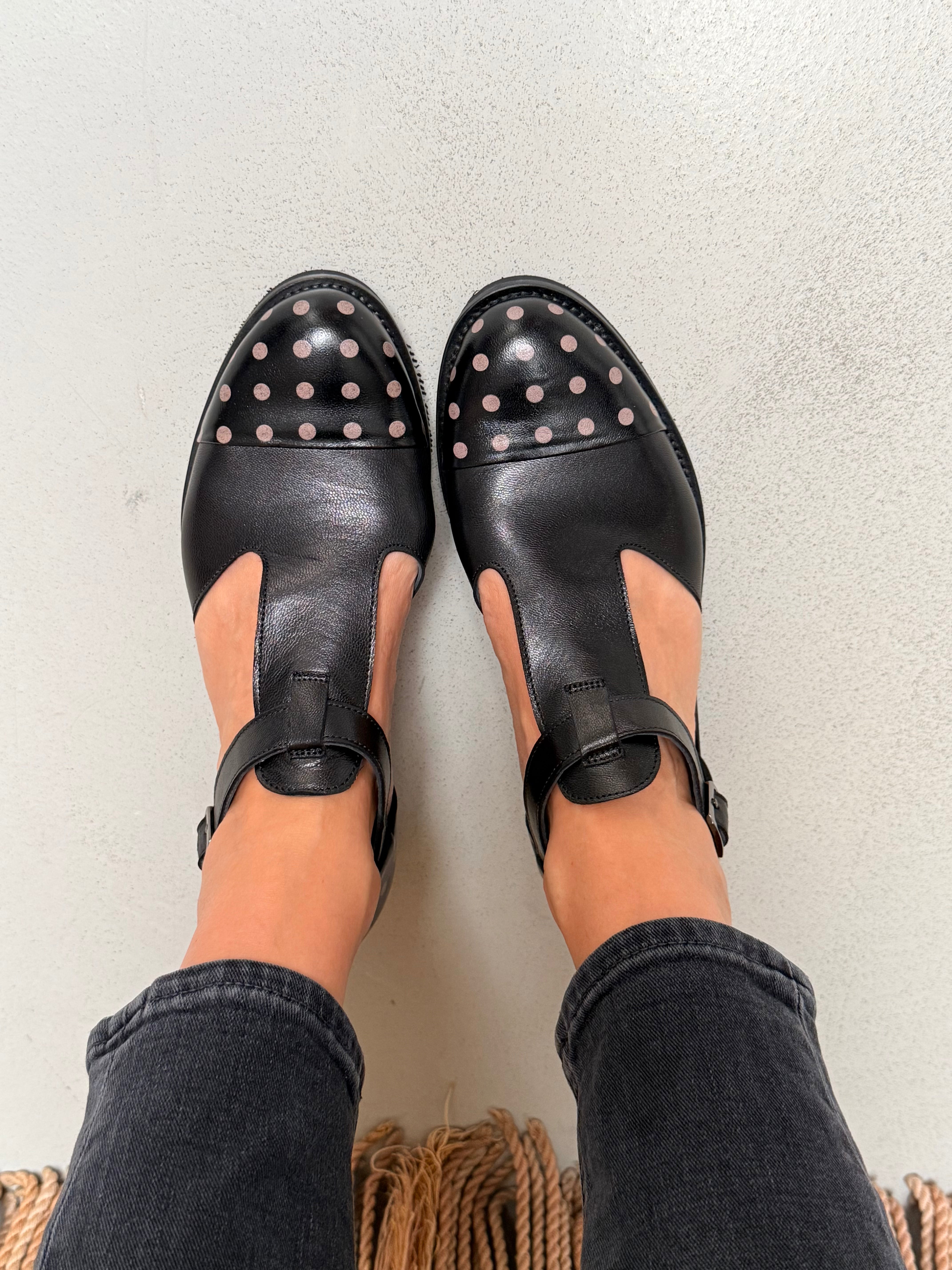 Image of Ciopa Pois scarpa bassa in nappa nera con pois beige artigianale marchigiana