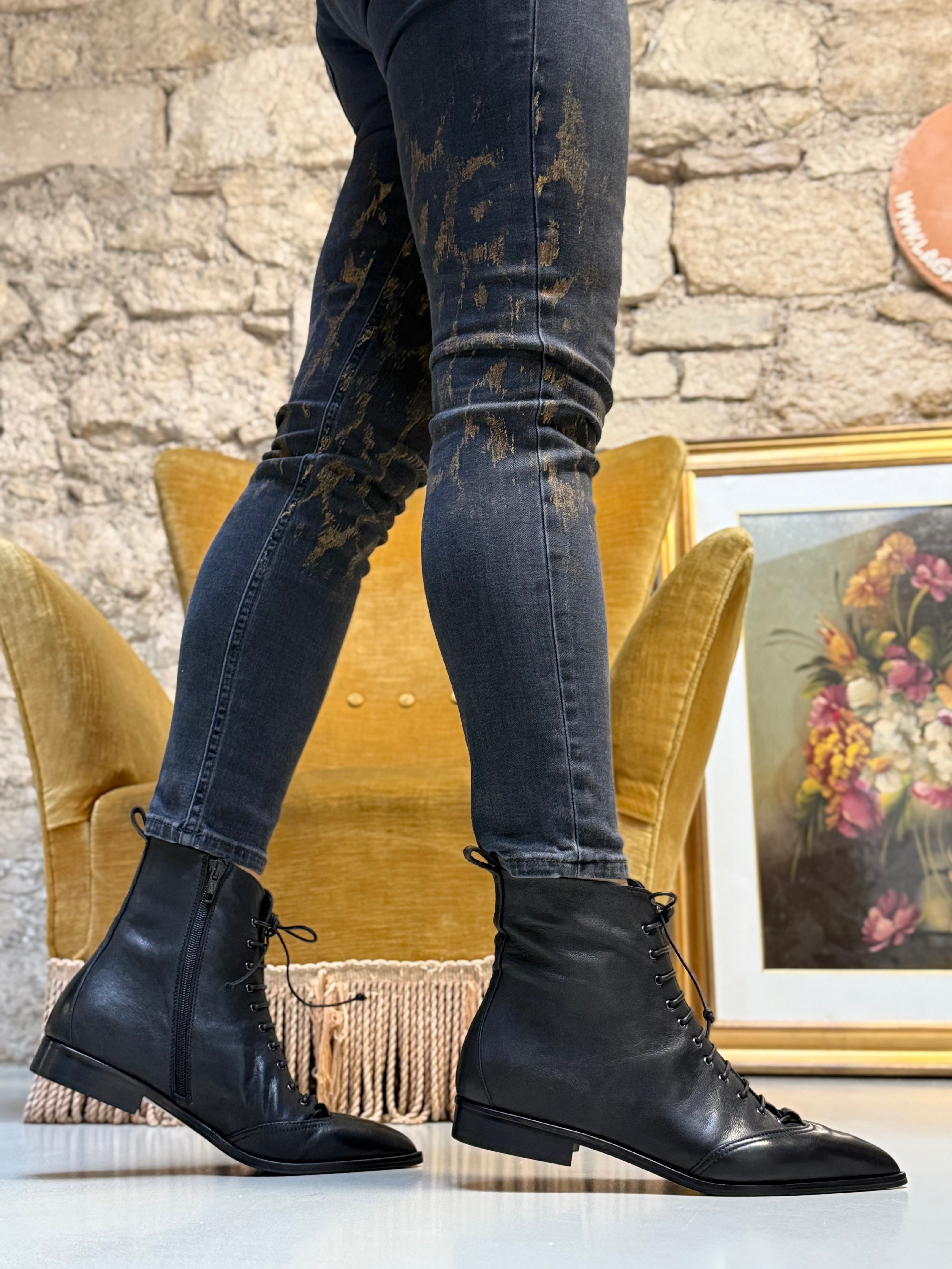 Image of Dandy Black tronchetto in nappa nera tacco 2 artigianale marchigiana