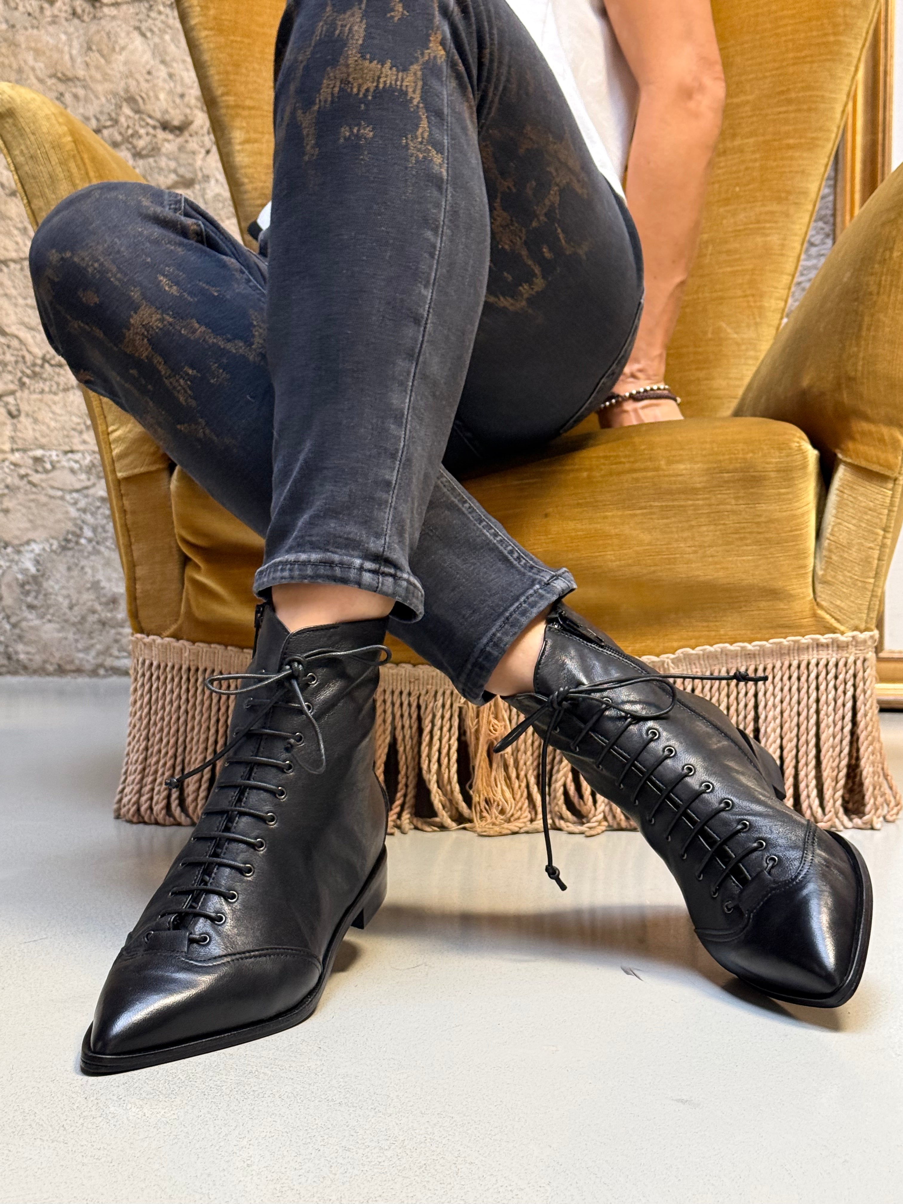 Image of Dandy Black tronchetto in nappa nera tacco 2 artigianale marchigiana