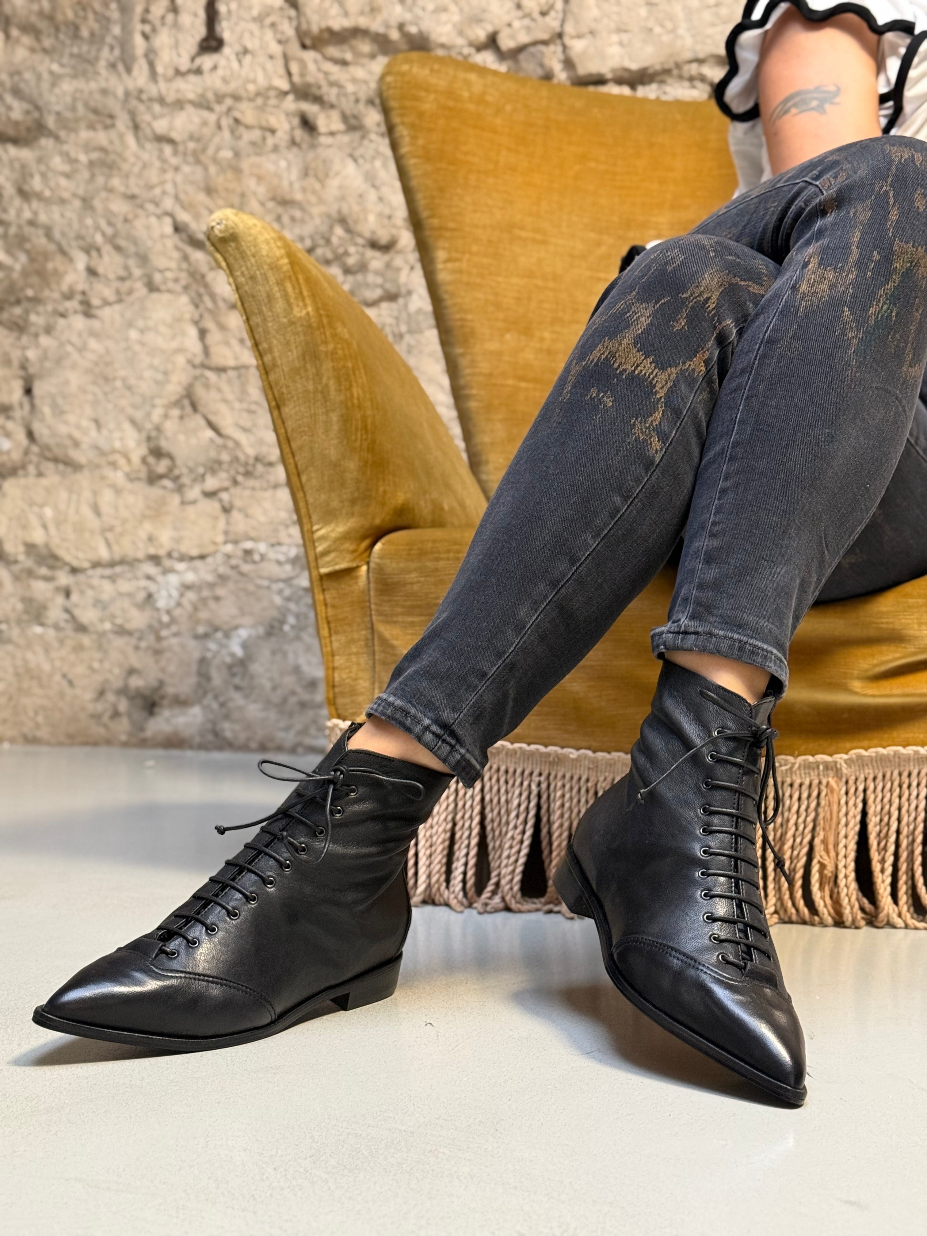 Image of Dandy Black tronchetto in nappa nera tacco 2 artigianale marchigiana
