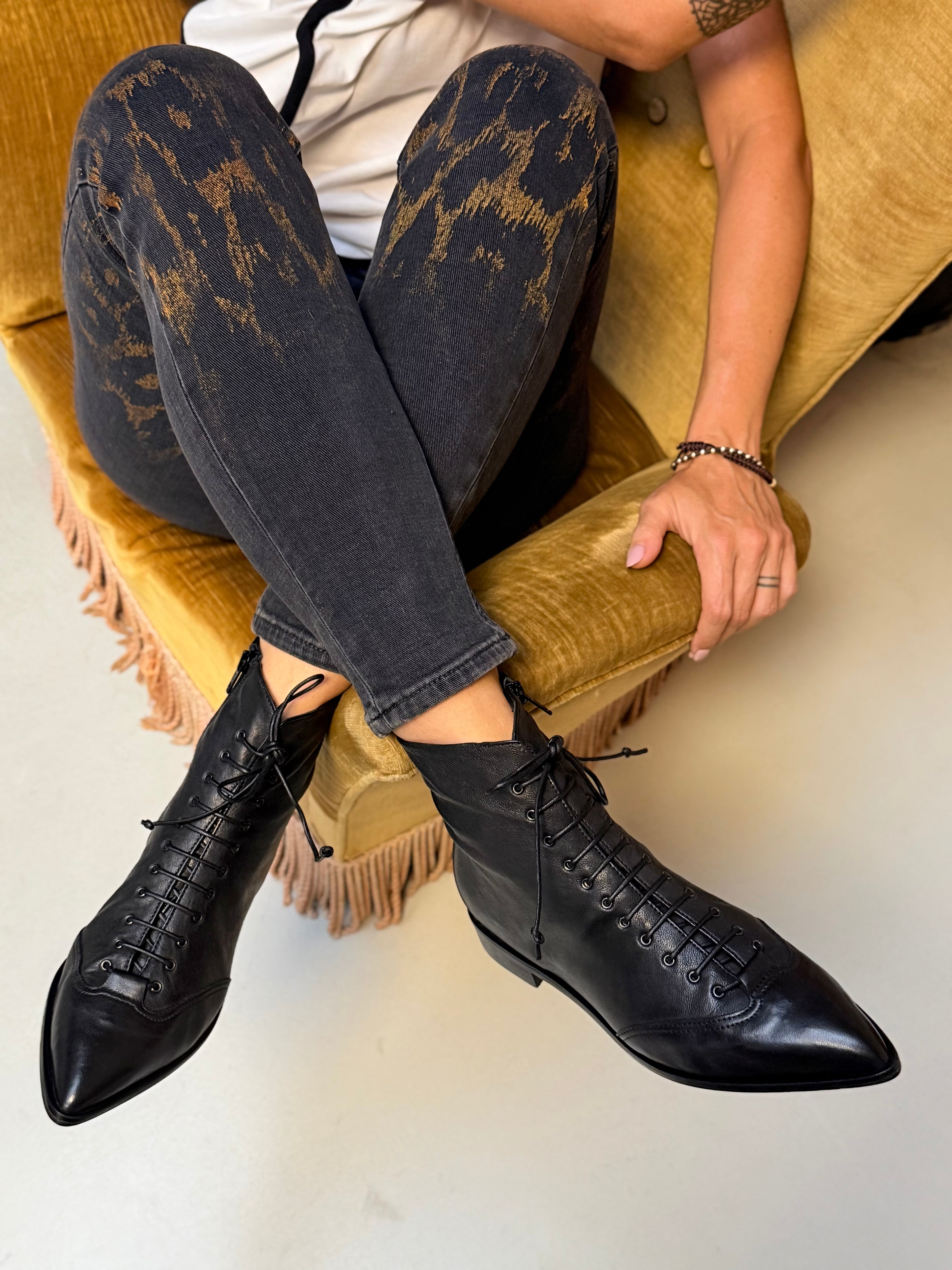 Image of Dandy Black tronchetto in nappa nera tacco 2 artigianale marchigiana