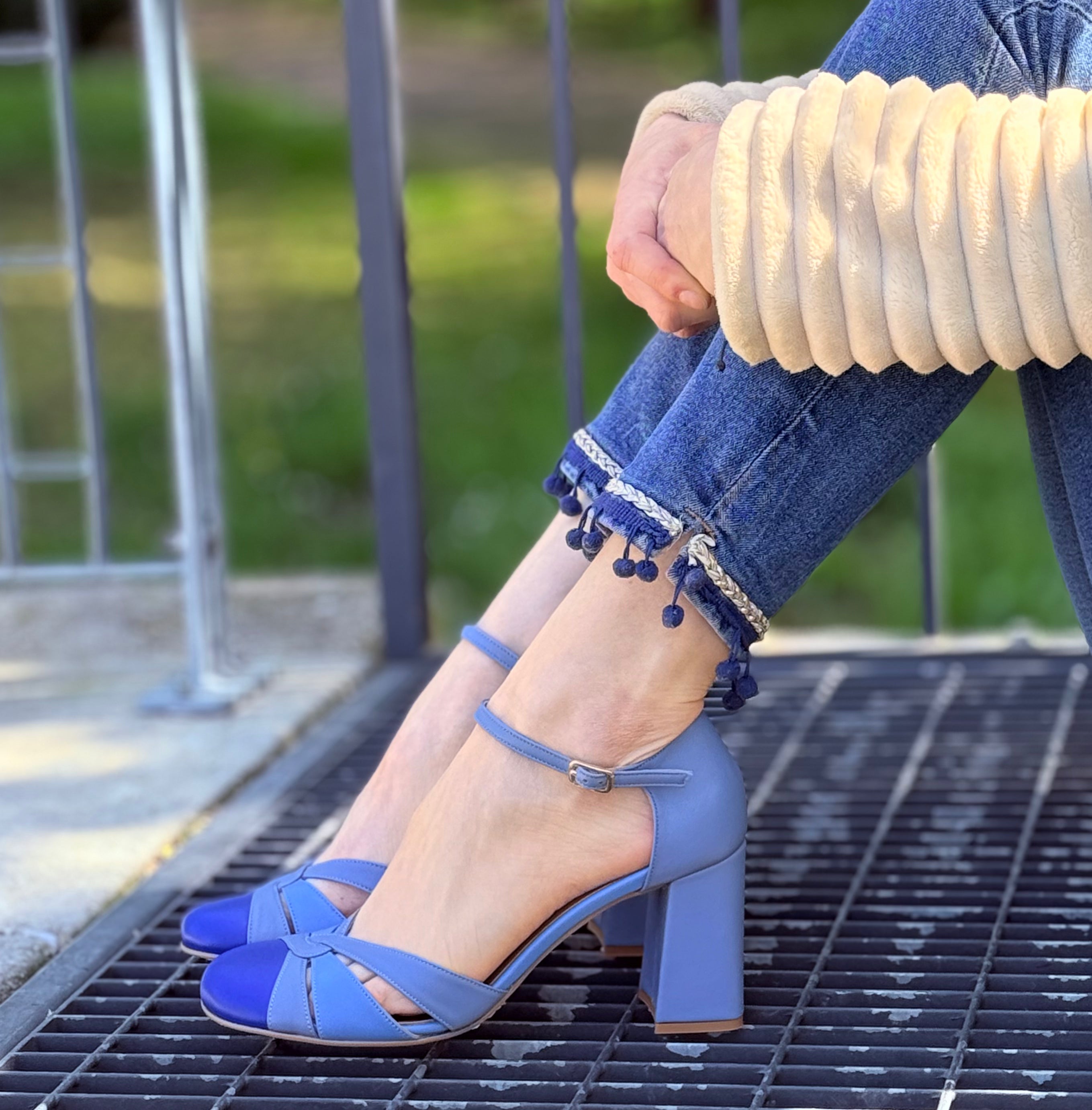 Chains Blue decolletè con cinturino in nappa blu tacco 8 artigianale marchigiana