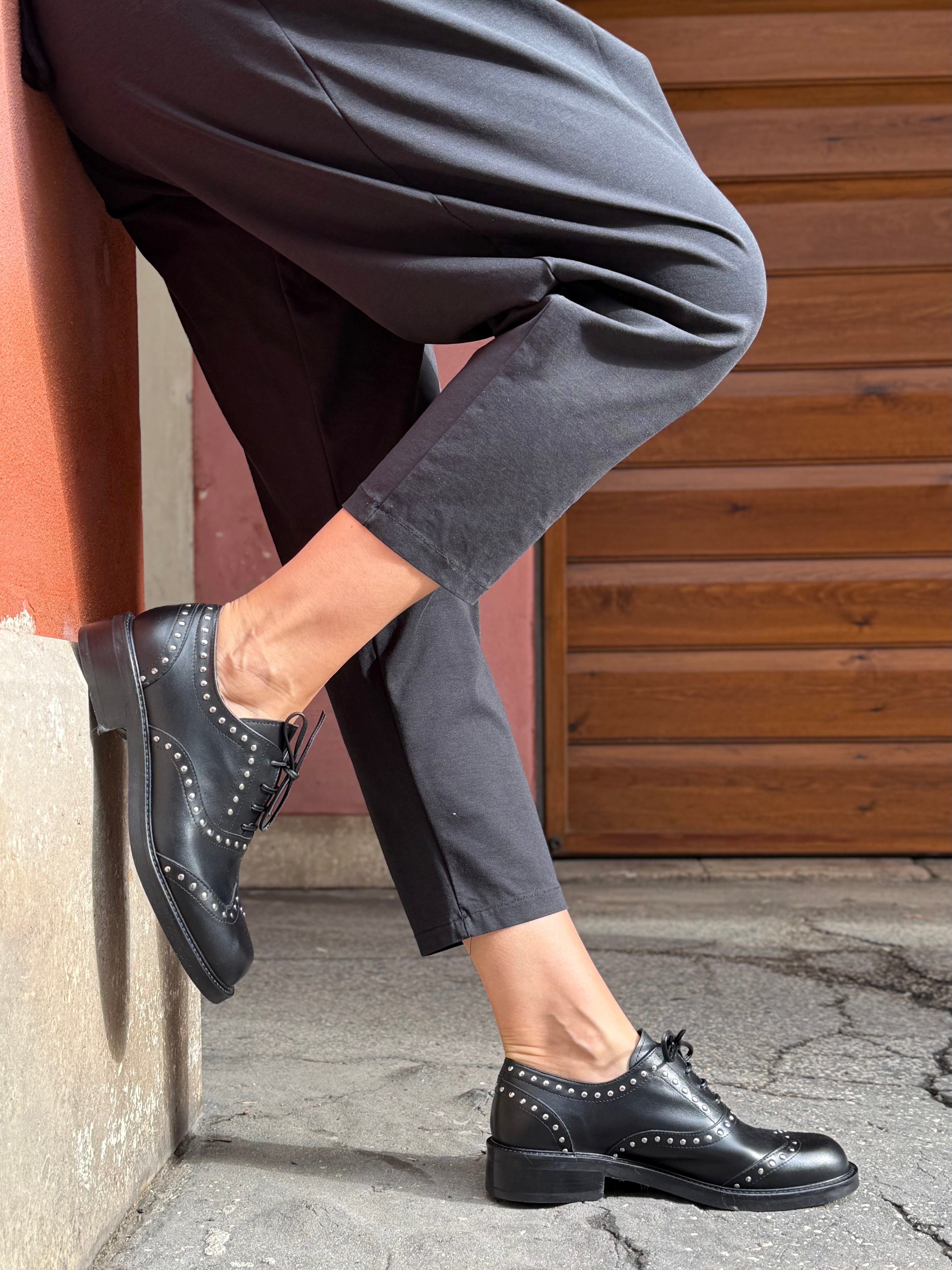 Image of Ghibli Black oxford in pelle nera e borchie artigianale toscana