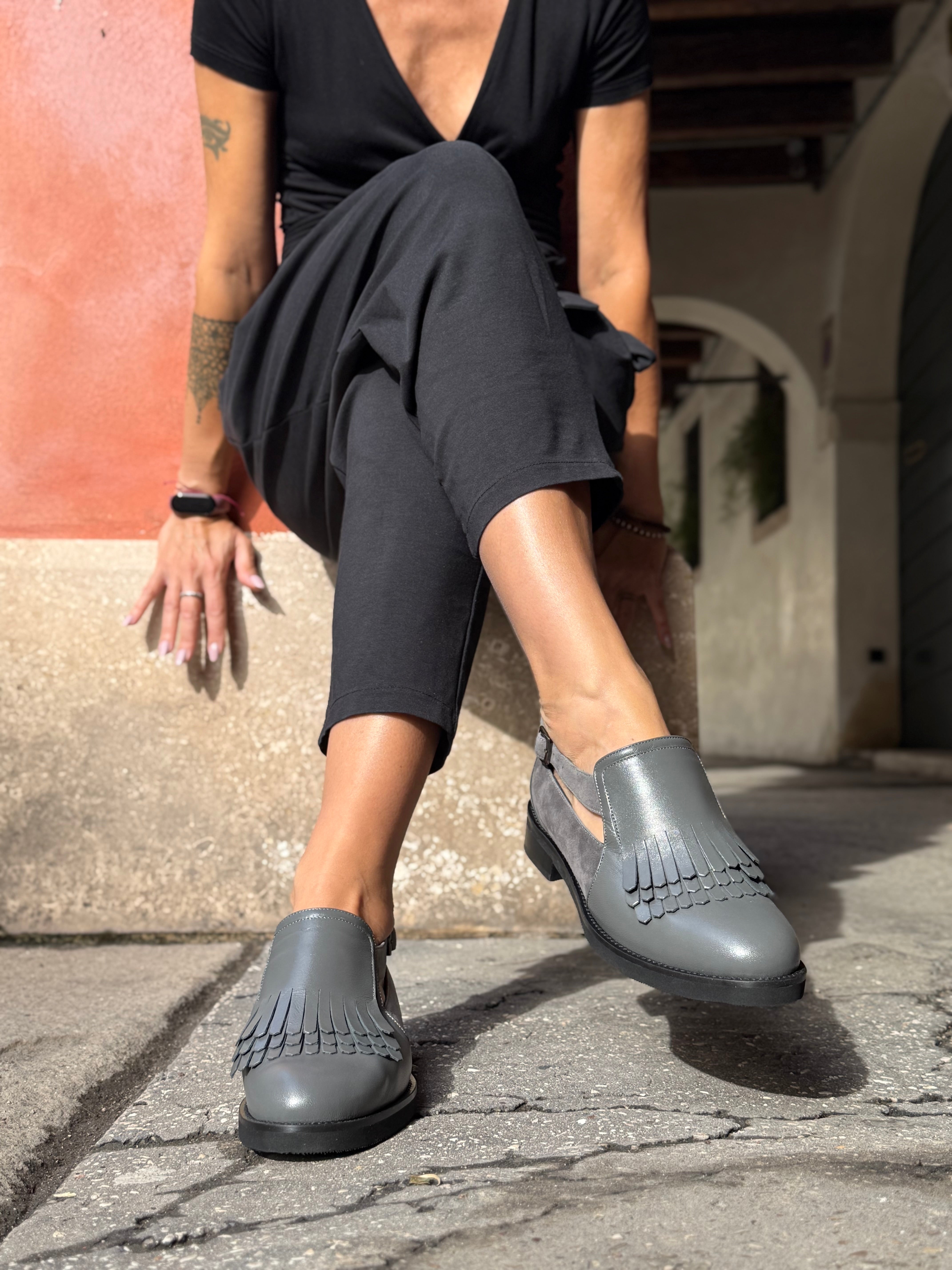 Image of Cupido Grey scarpa bassa in nappa e camoscio grigio tacco 3 artigianale marchigiana