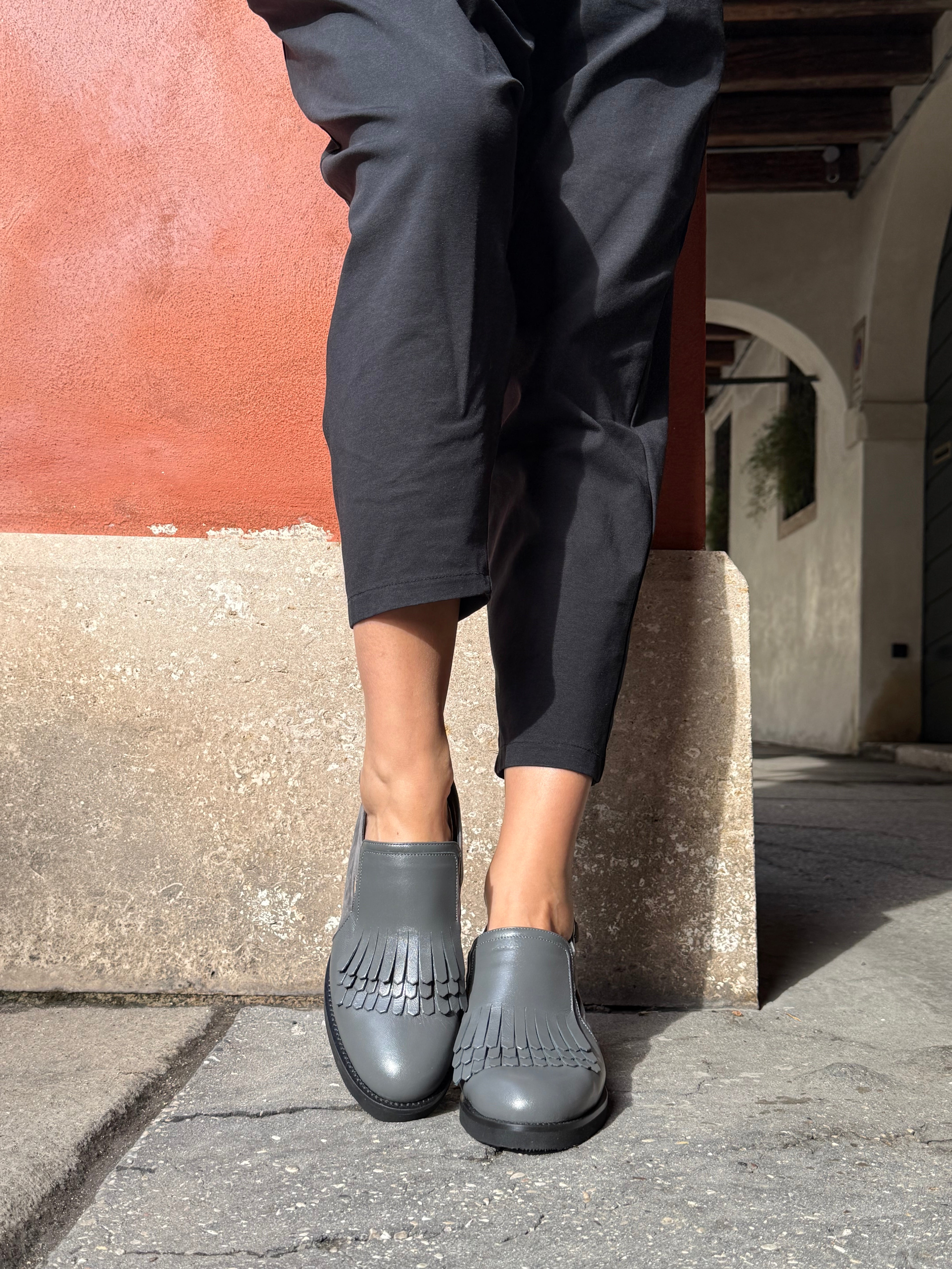 Image of Cupido Grey scarpa bassa in nappa e camoscio grigio tacco 3 artigianale marchigiana