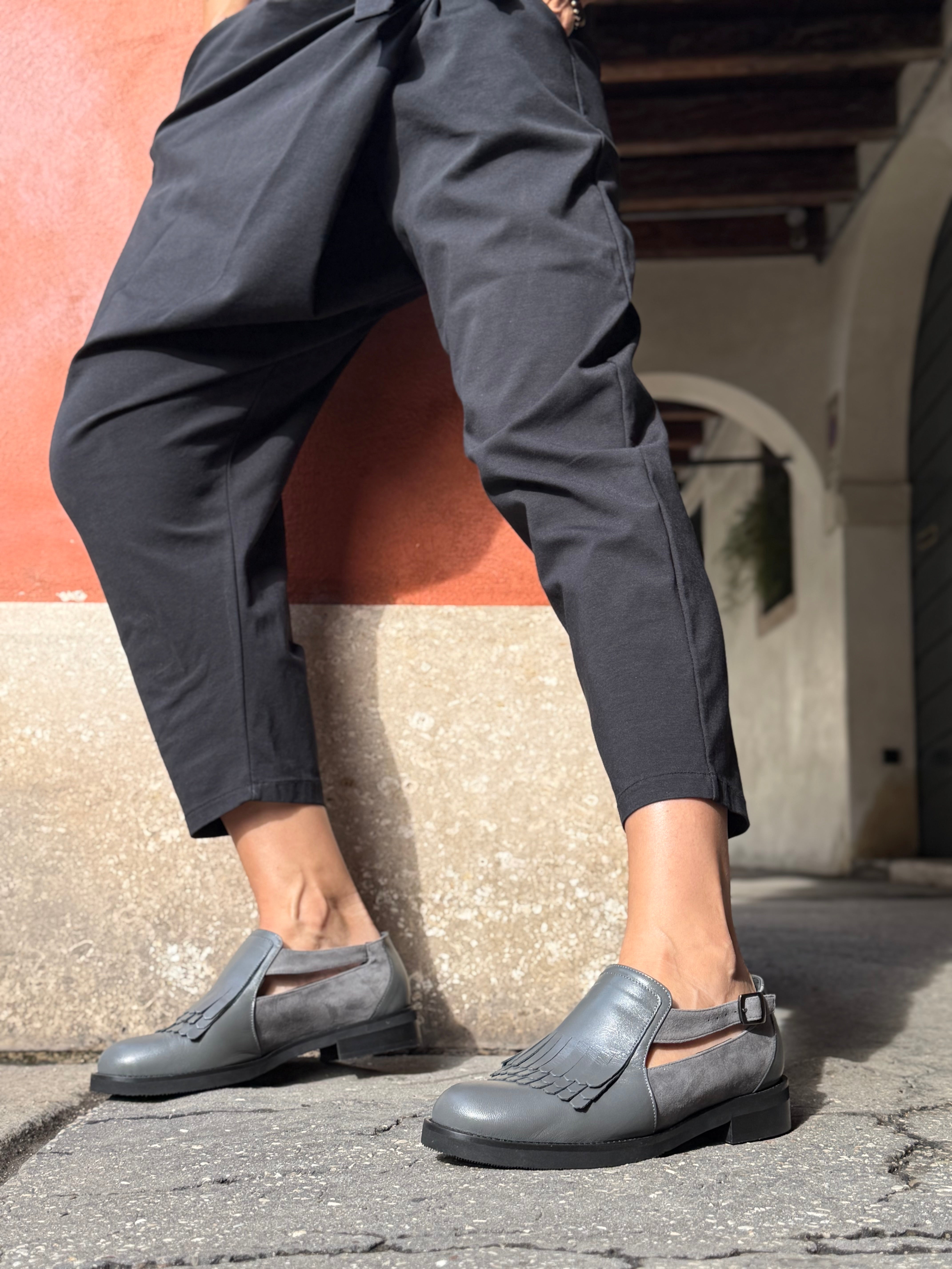 Image of Cupido Grey scarpa bassa in nappa e camoscio grigio tacco 3 artigianale marchigiana