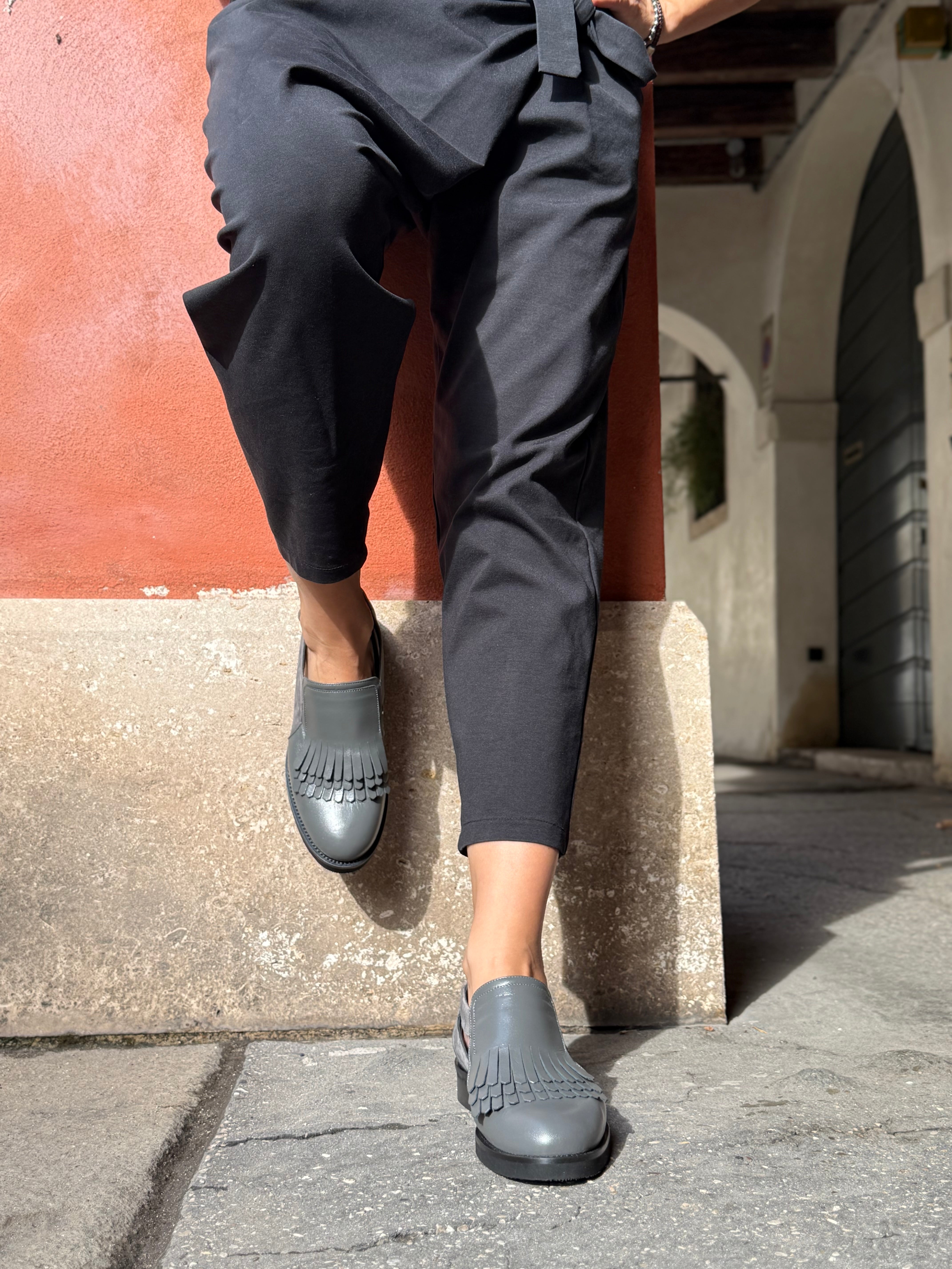 Image of Cupido Grey scarpa bassa in nappa e camoscio grigio tacco 3 artigianale marchigiana