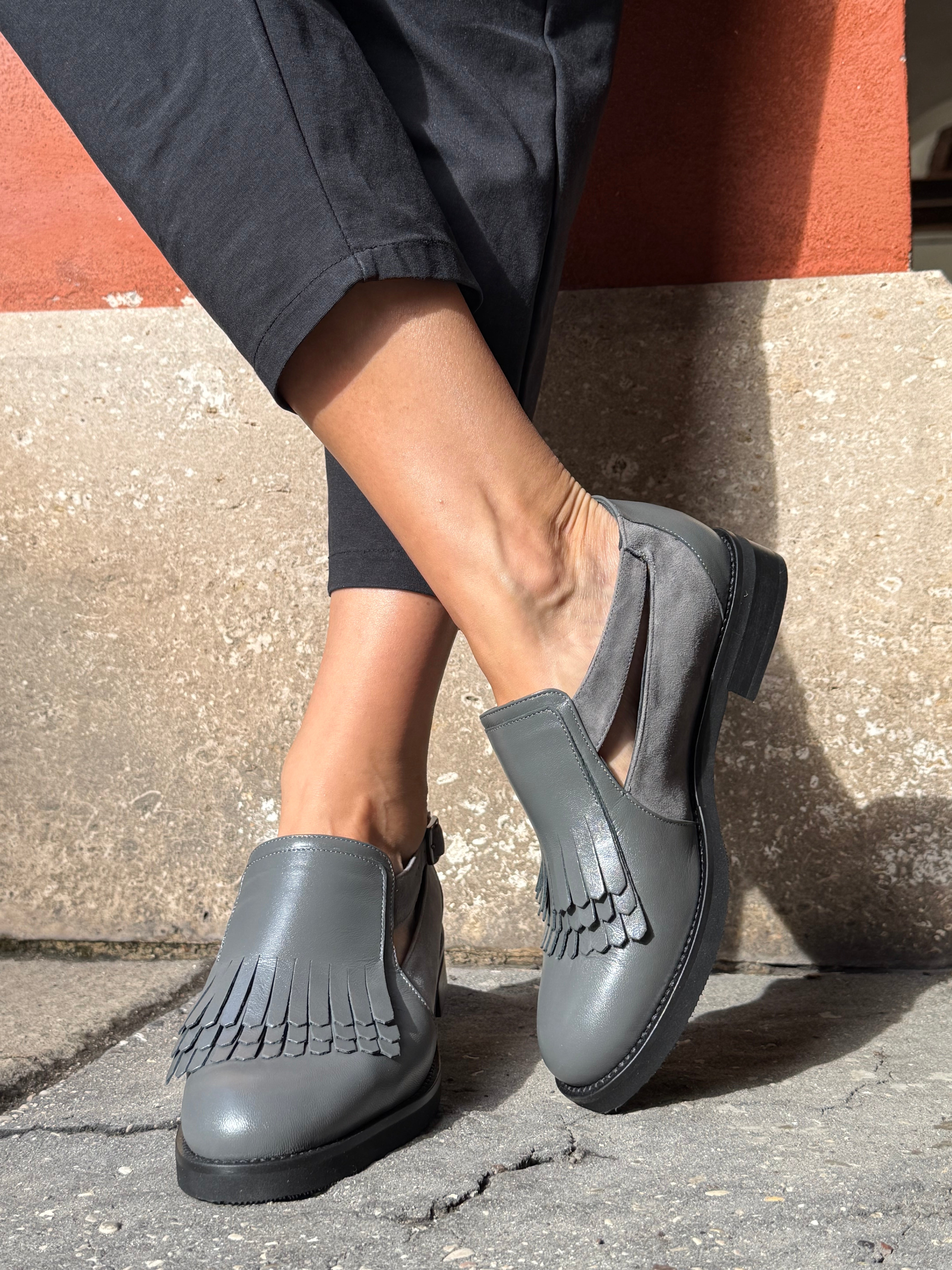 Image of Cupido Grey scarpa bassa in nappa e camoscio grigio tacco 3 artigianale marchigiana