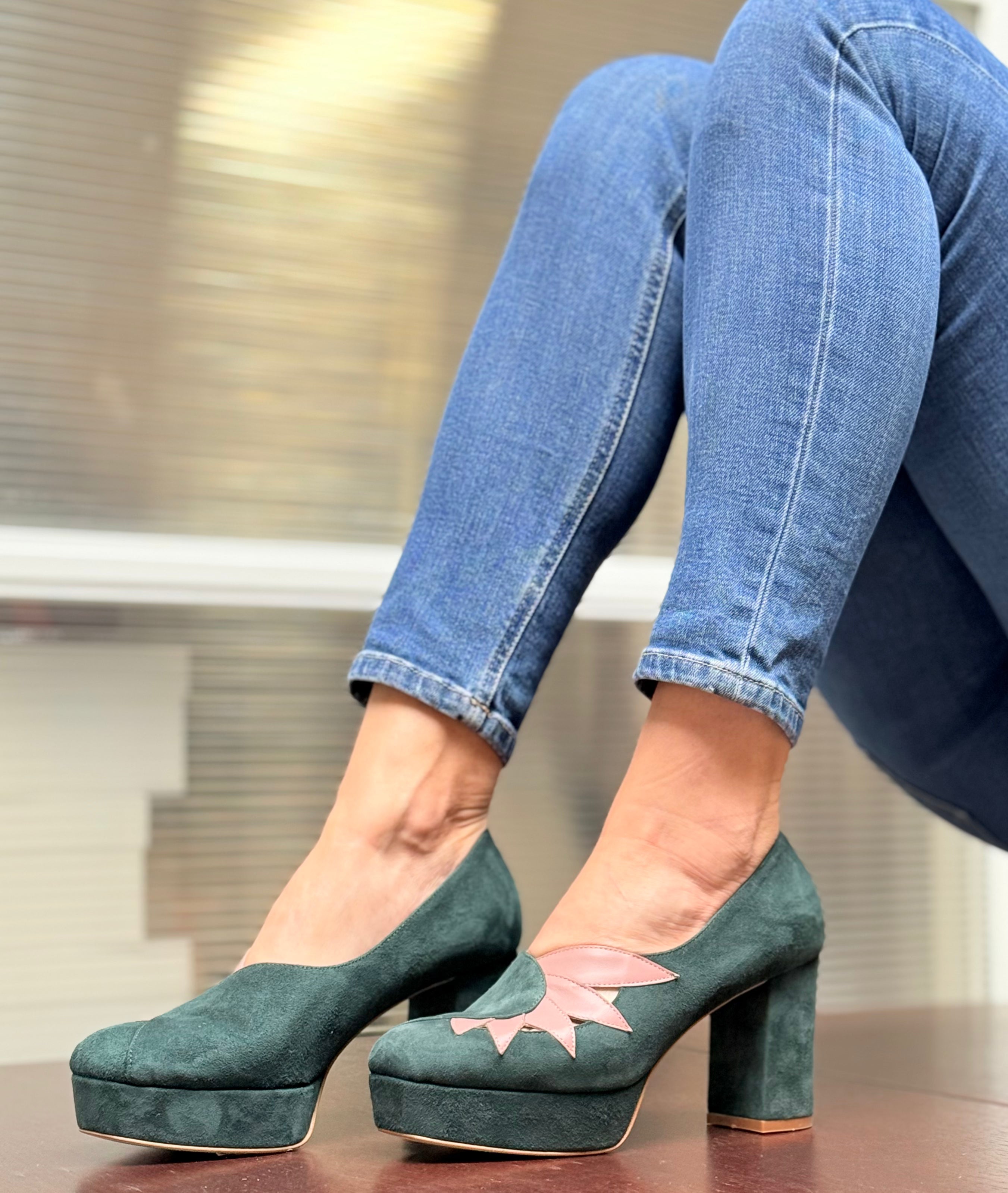 Suzi Green decollete anni 70 in camoscio verde tacco 8.5cm plateau 3cm artigianale marchigiana