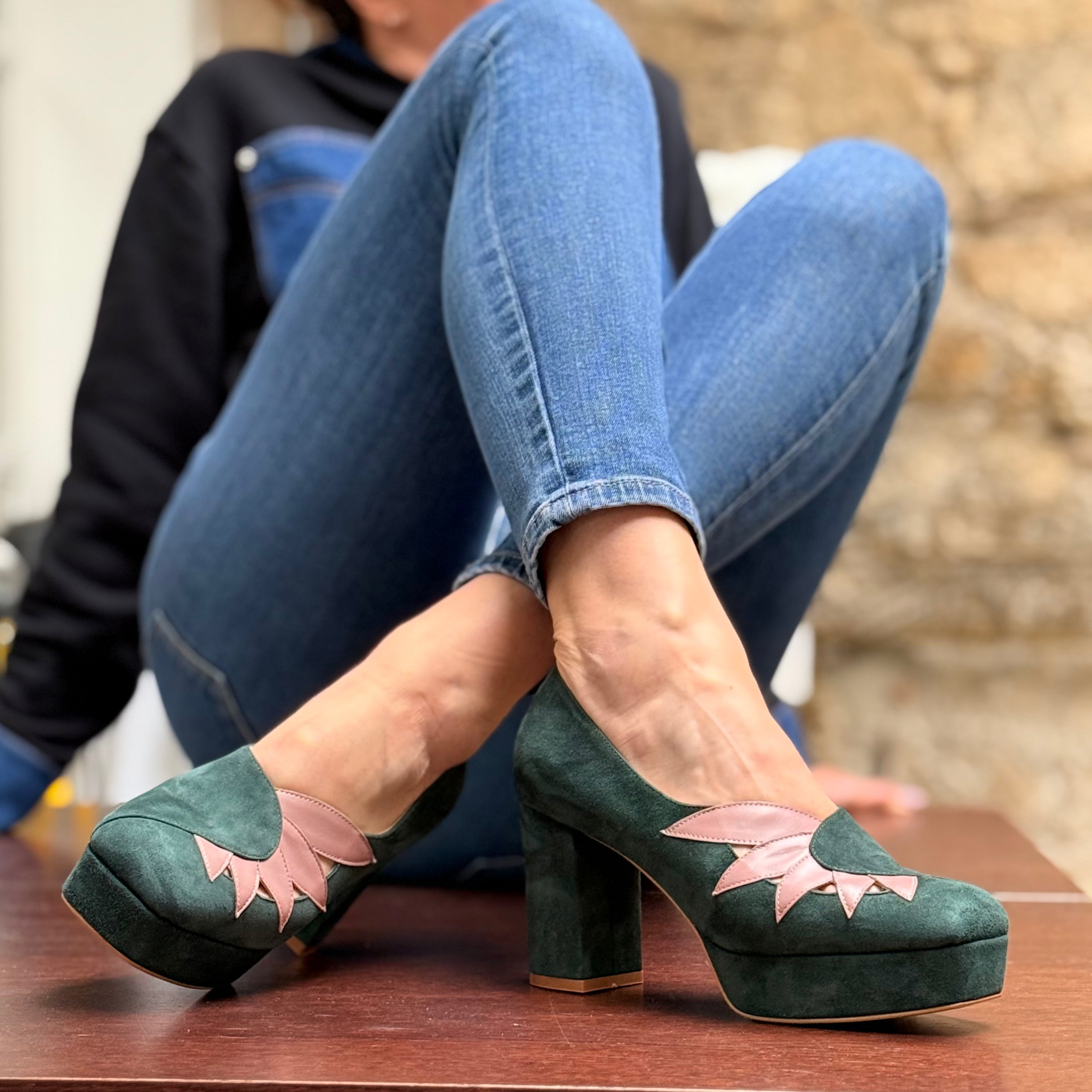Suzi Green decollete anni 70 in camoscio verde tacco 8.5cm plateau 3cm artigianale marchigiana