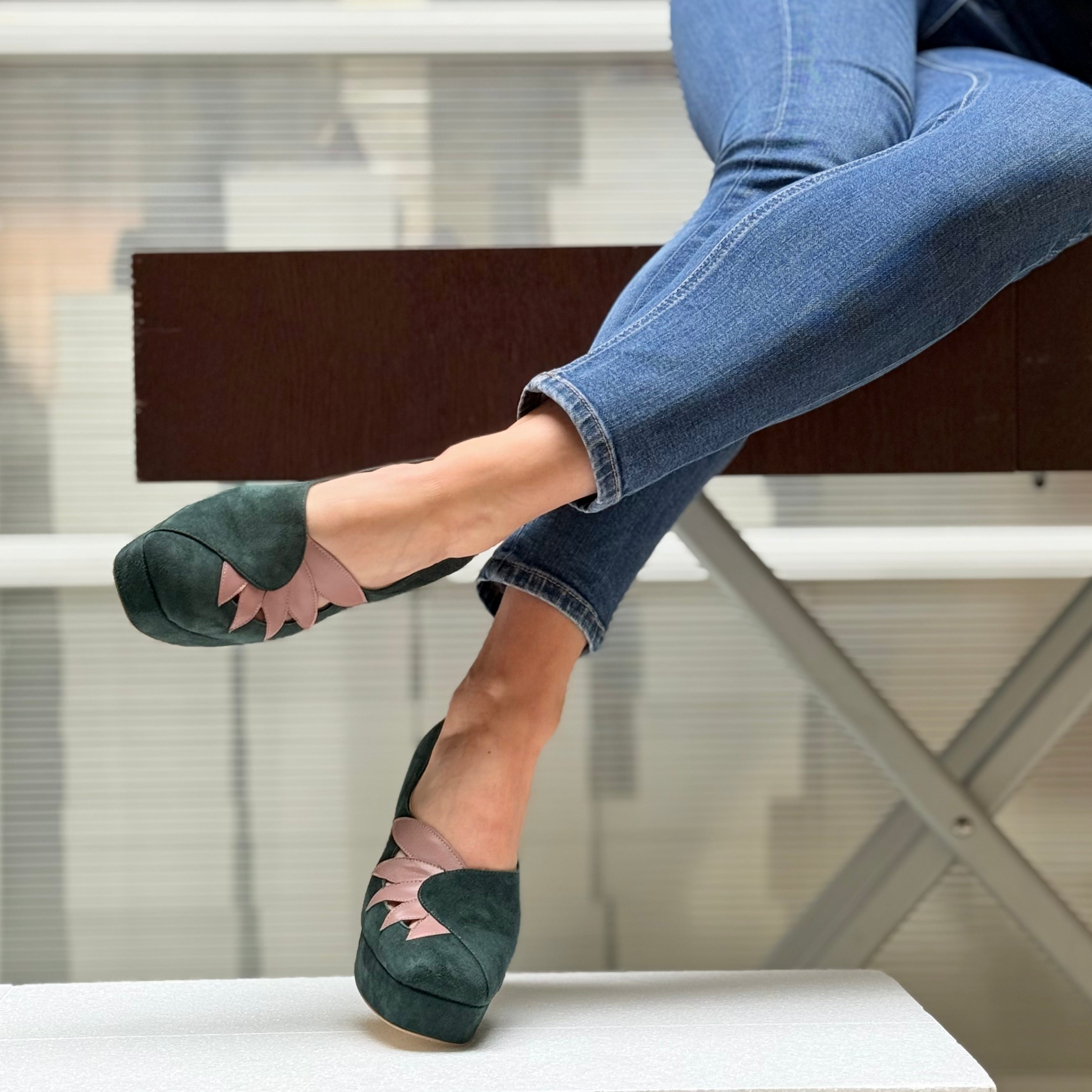 Suzi Green decollete anni 70 in camoscio verde tacco 8.5cm plateau 3cm artigianale marchigiana