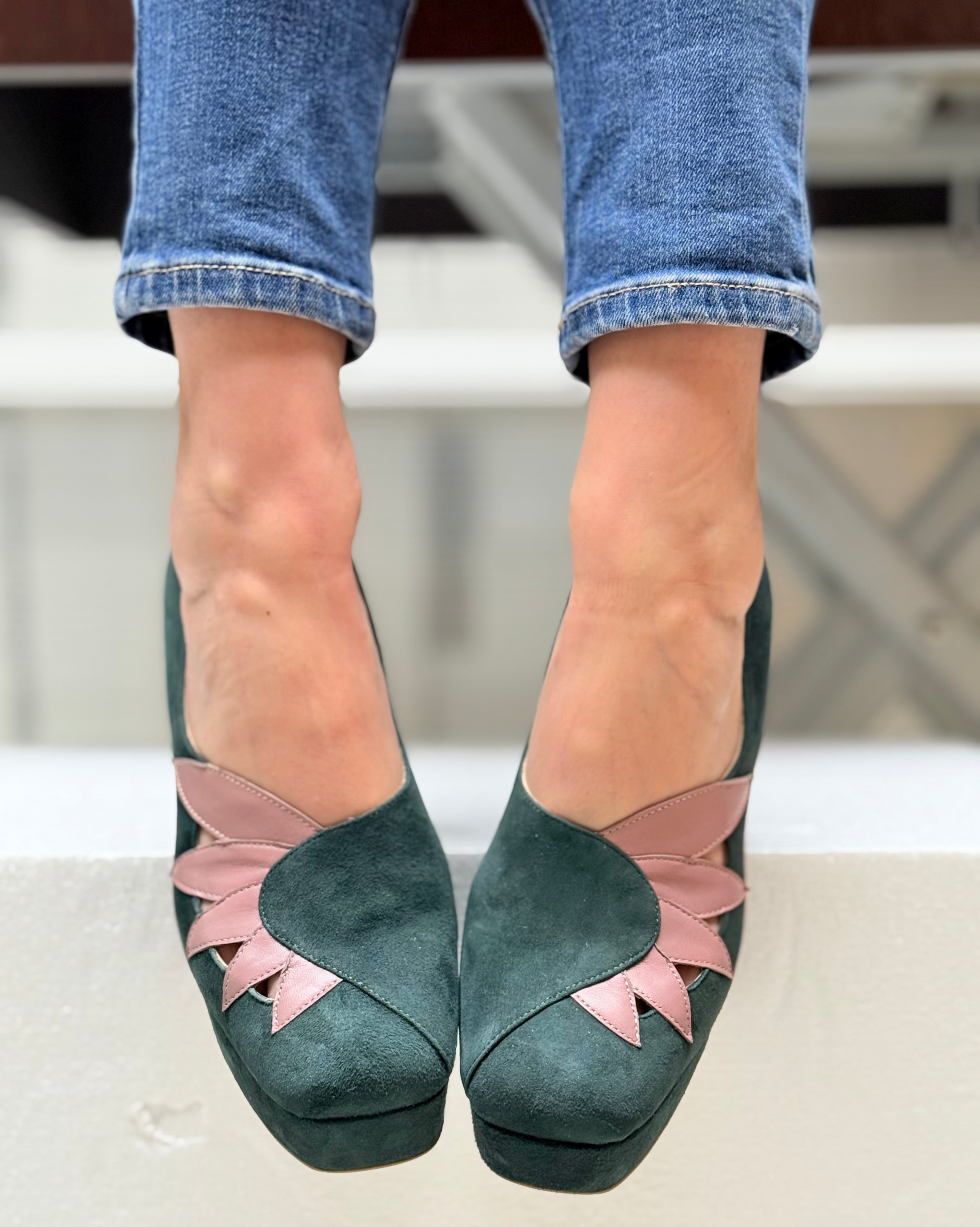 Suzi Green decollete anni 70 in camoscio verde tacco 8.5cm plateau 3cm artigianale marchigiana