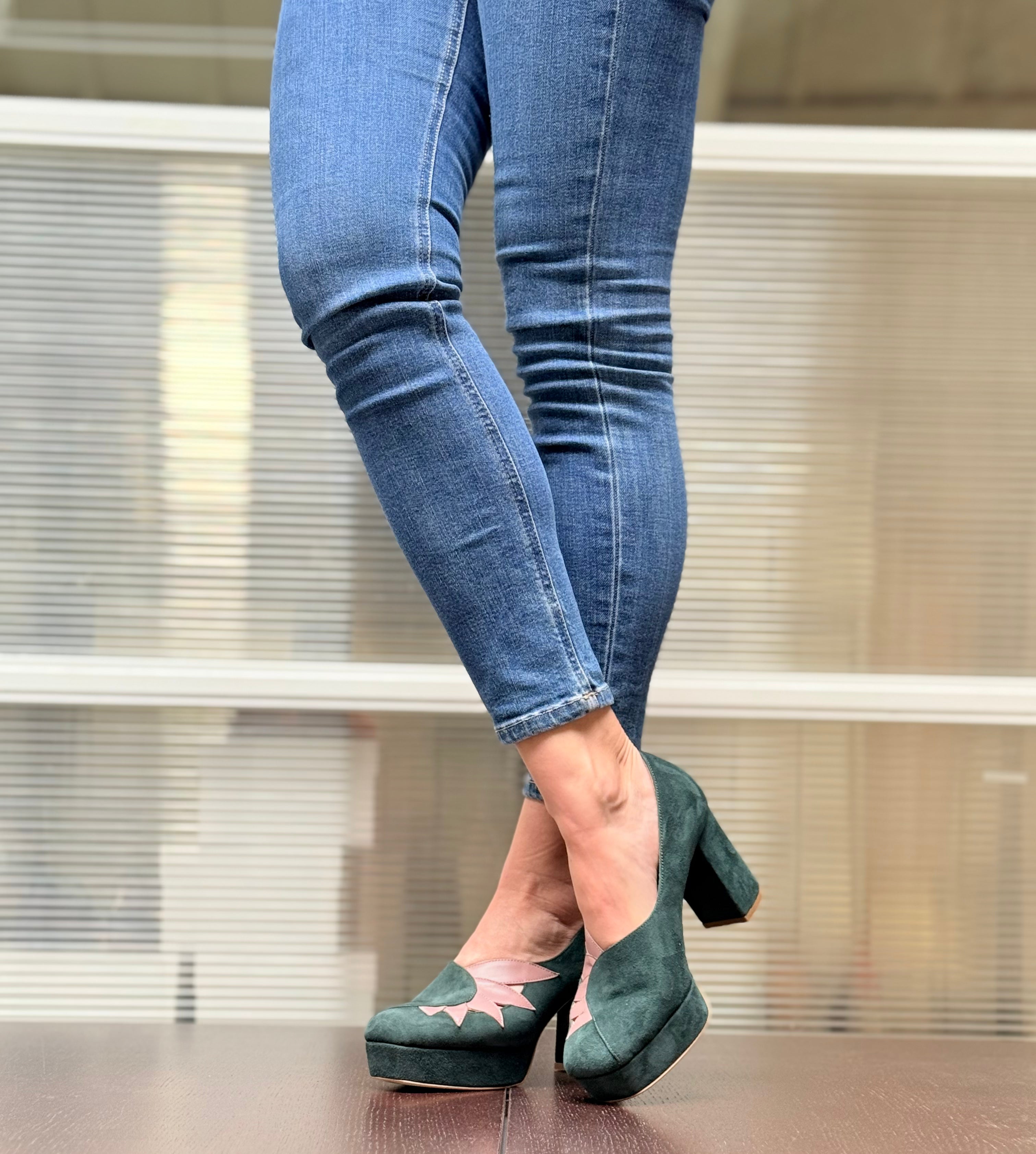 Suzi Green decollete anni 70 in camoscio verde tacco 8.5cm plateau 3cm artigianale marchigiana