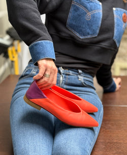 Image of Boss Cora ballerina a sacchetto in vernice corallo e viola su base camoscio lavorazione artigianale marchigiana