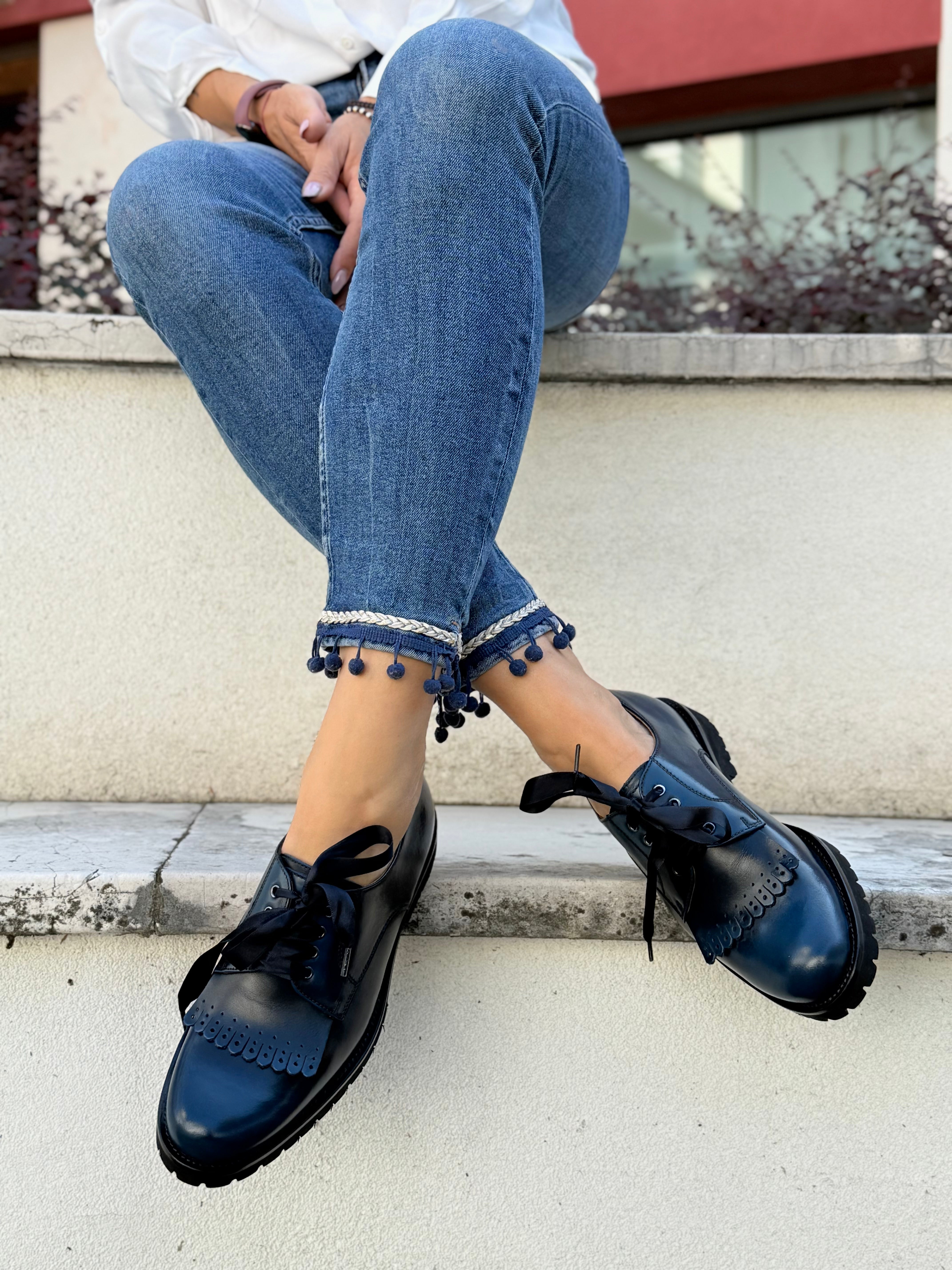 Image of Tiger Blue scarpa bassa allacciata in nappa blu artigianale marchigiana