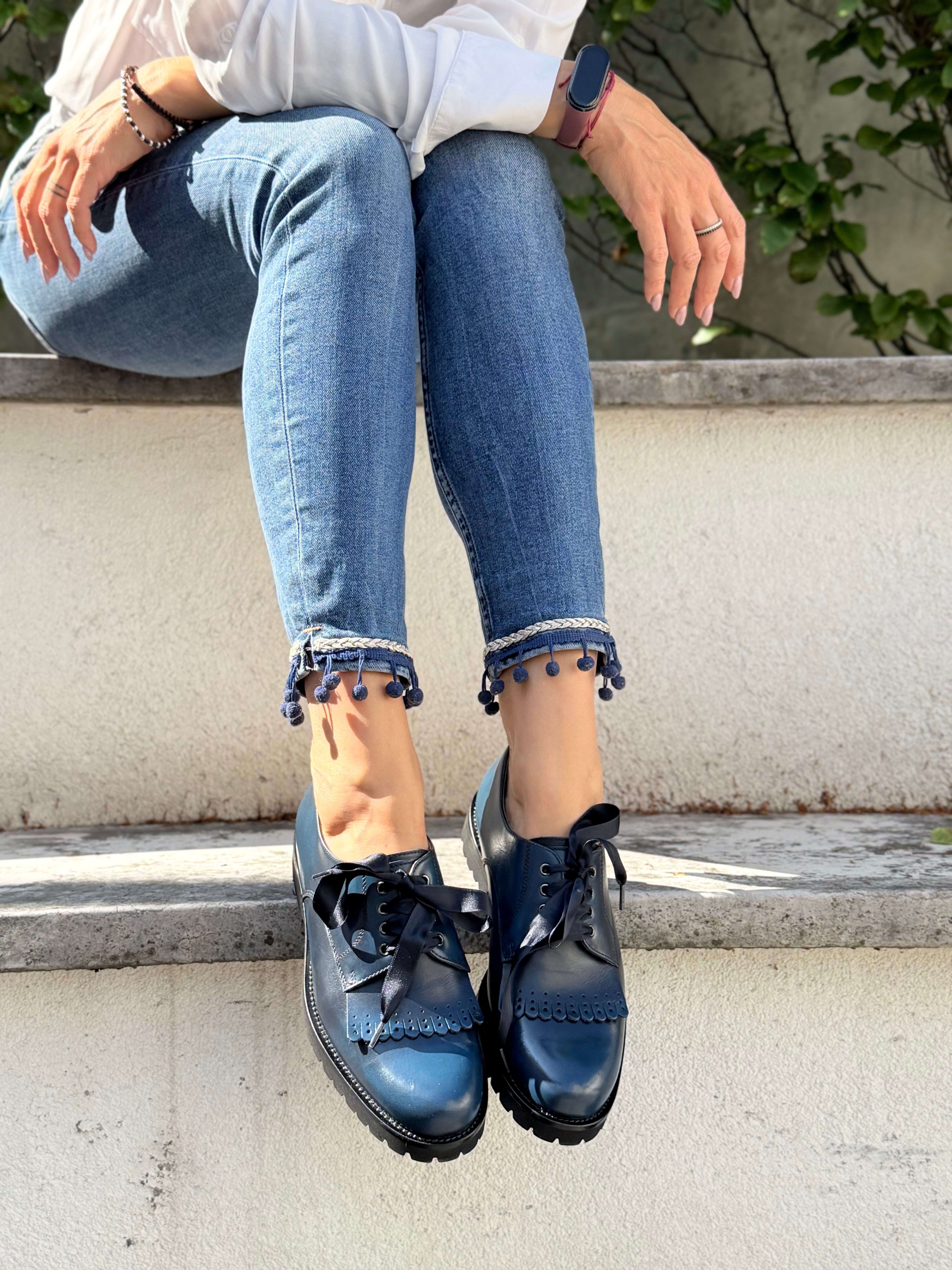 Image of Tiger Blue scarpa bassa allacciata in nappa blu artigianale marchigiana