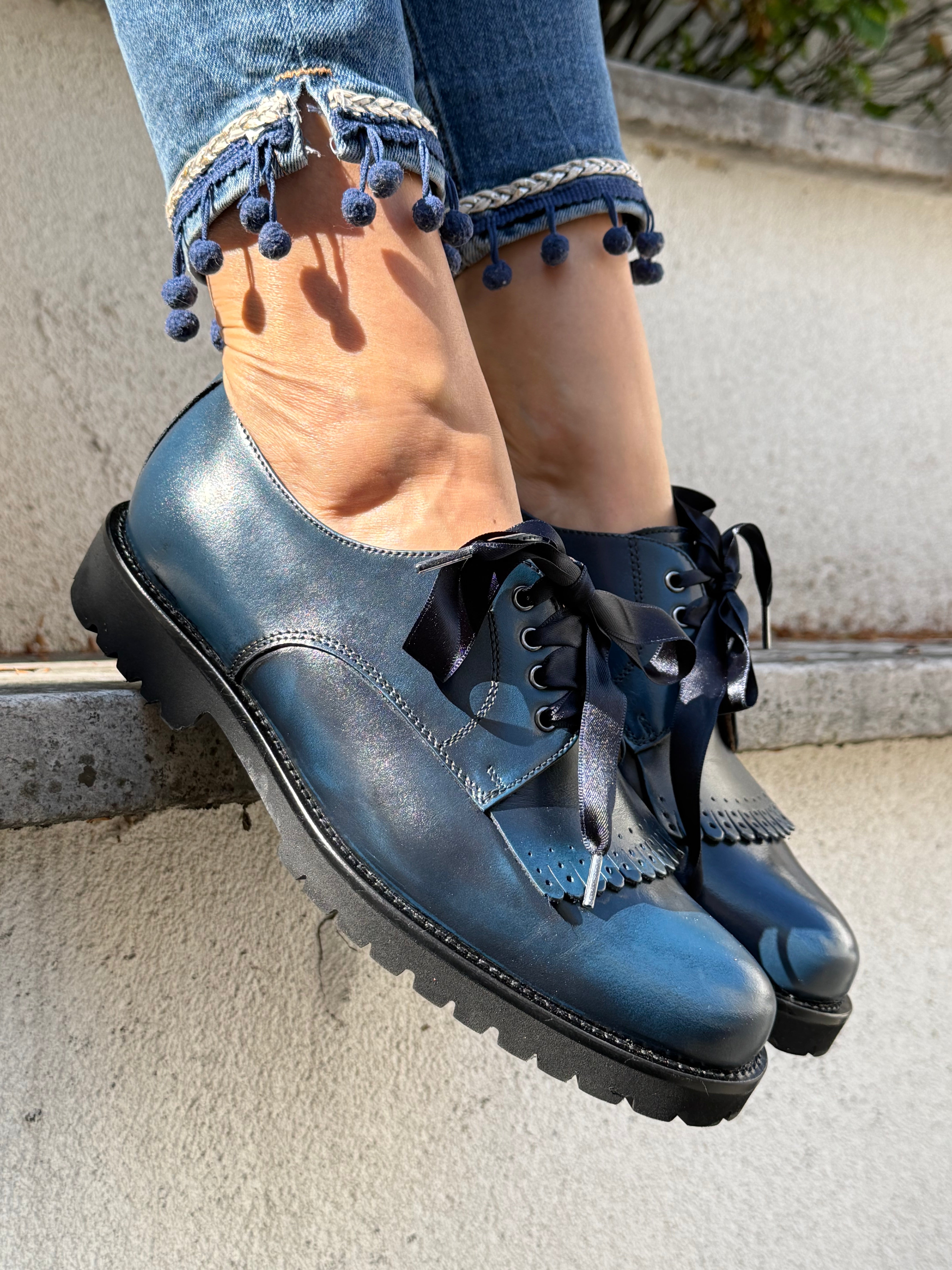 Image of Tiger Blue scarpa bassa allacciata in nappa blu artigianale marchigiana