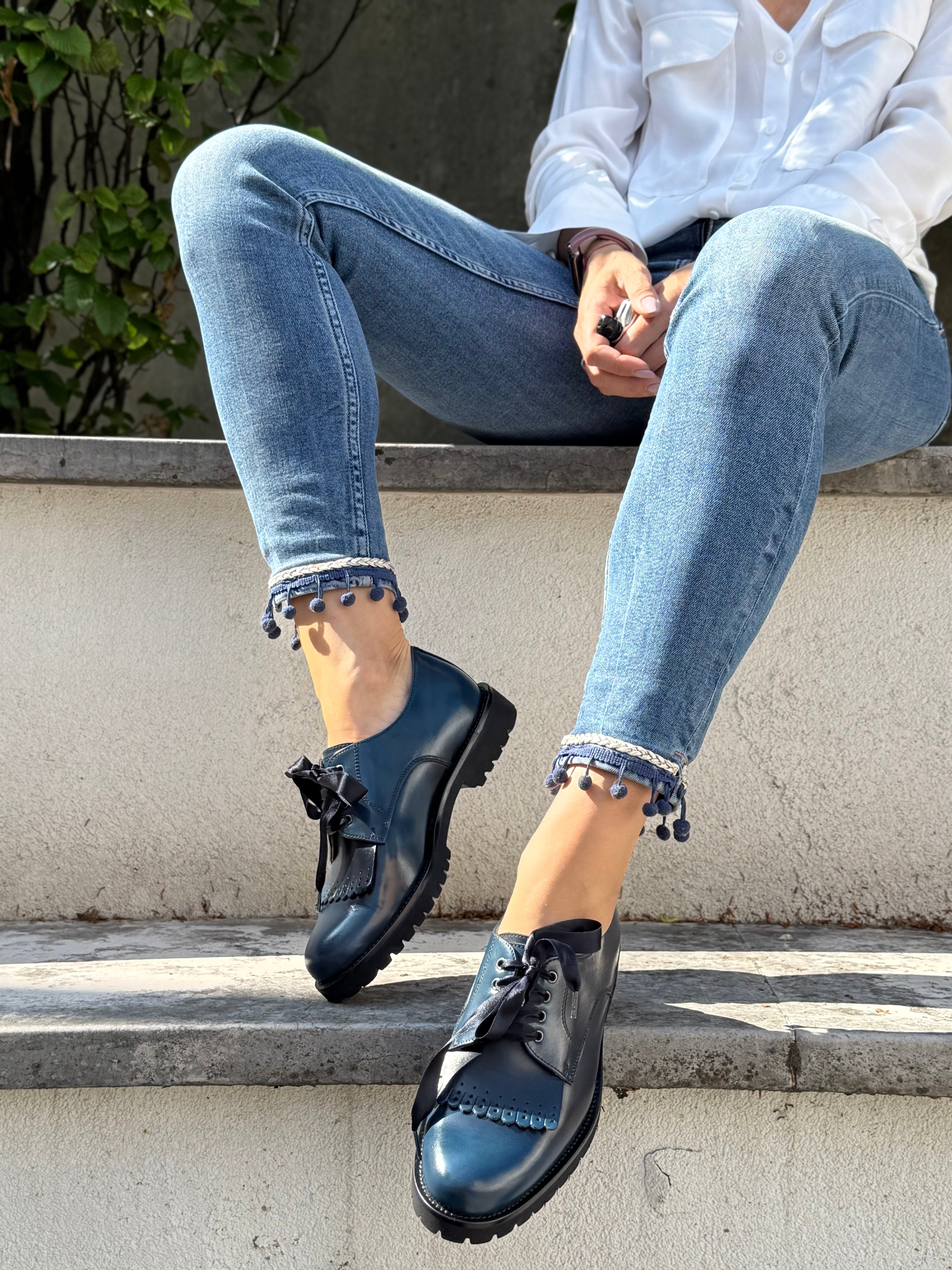 Image of Tiger Blue scarpa bassa allacciata in nappa blu artigianale marchigiana
