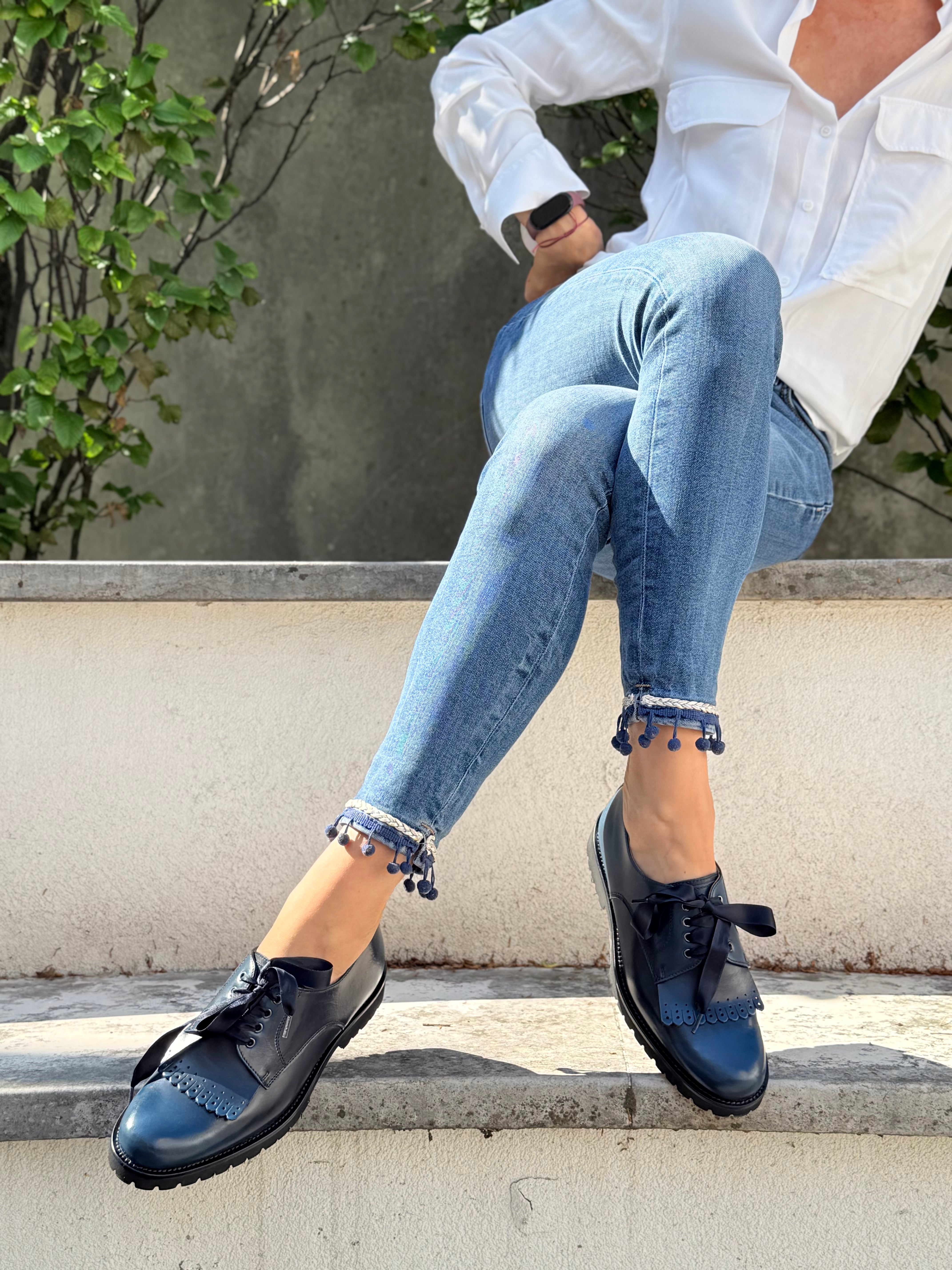 Image of Tiger Blue scarpa bassa allacciata in nappa blu artigianale marchigiana