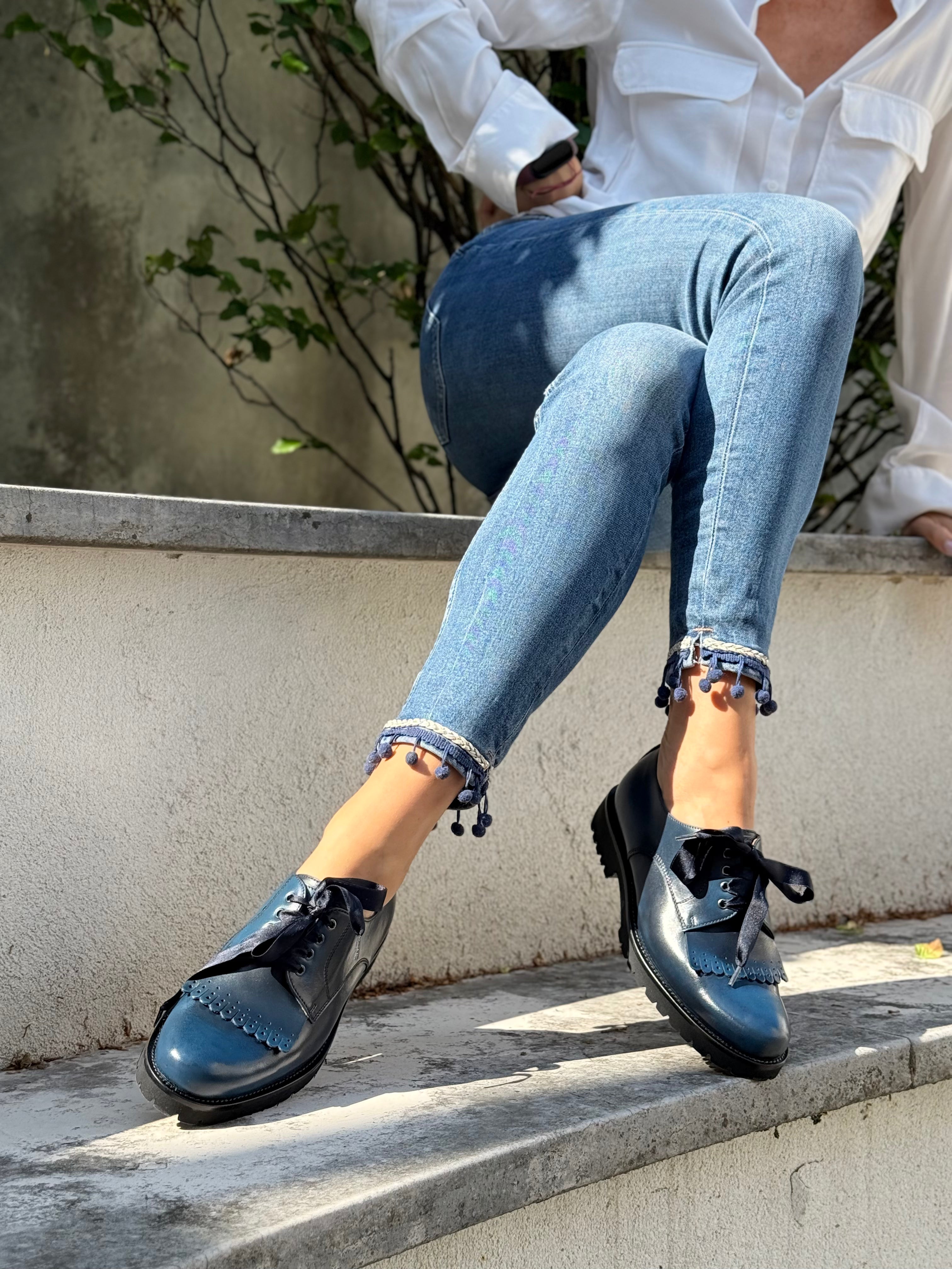 Image of Tiger Blue scarpa bassa allacciata in nappa blu artigianale marchigiana