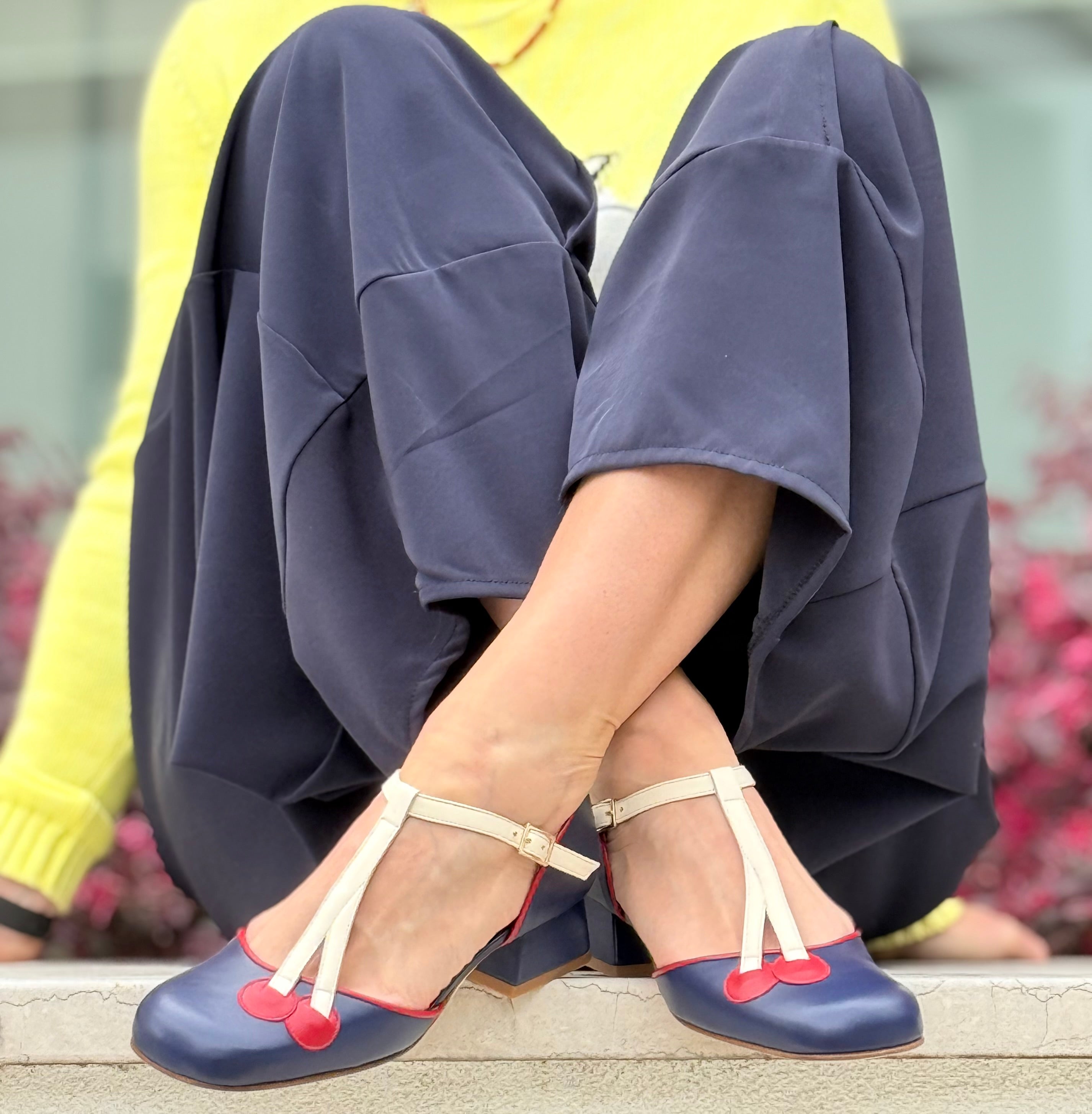 Image of Maraska Blue d'orsay in nappa blu aperta ai lati tacco 3 cm artigianale marchigiana