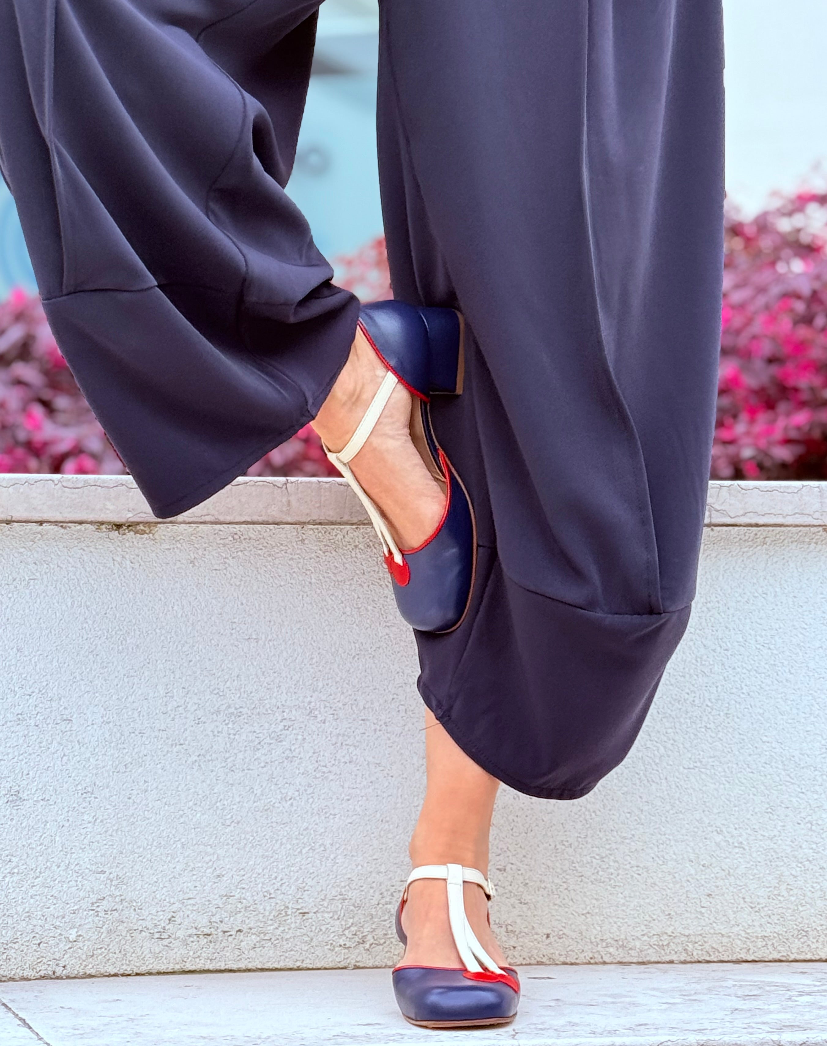 Image of Maraska Blue d'orsay in nappa blu aperta ai lati tacco 3 cm artigianale marchigiana