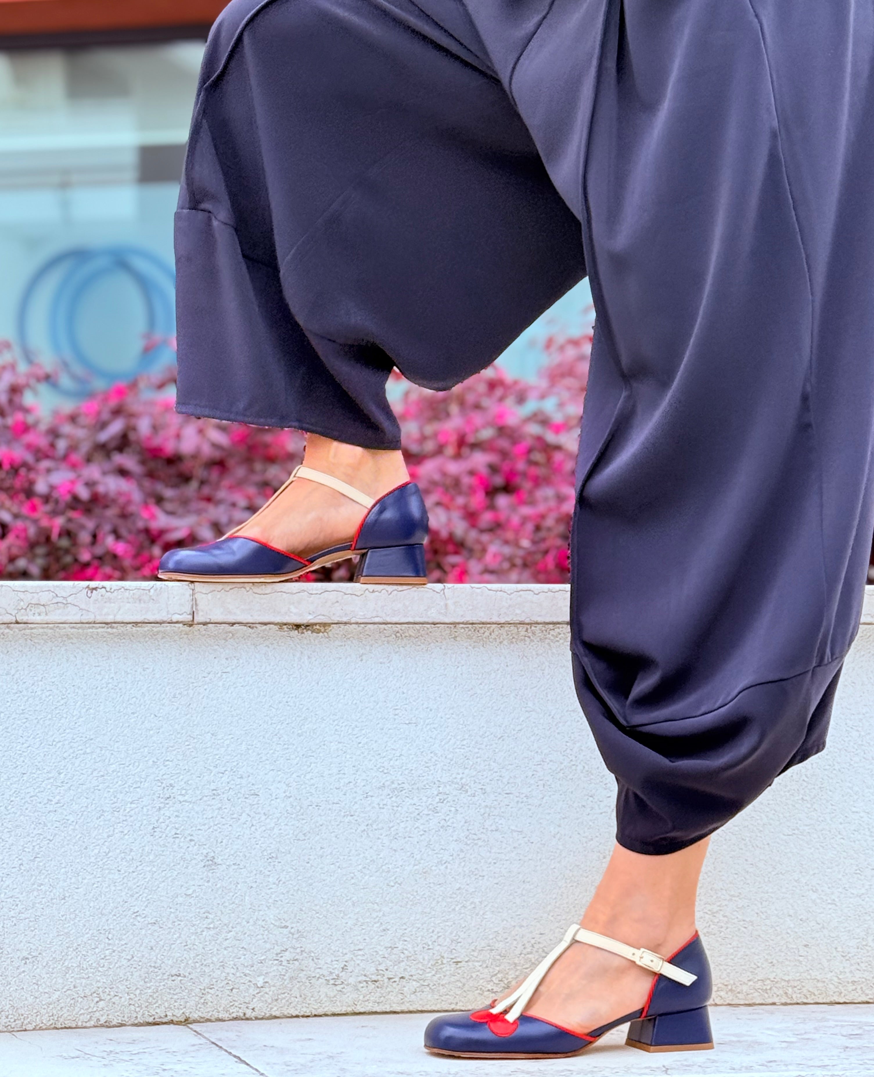 Image of Maraska Blue d'orsay in nappa blu aperta ai lati tacco 3 cm artigianale marchigiana