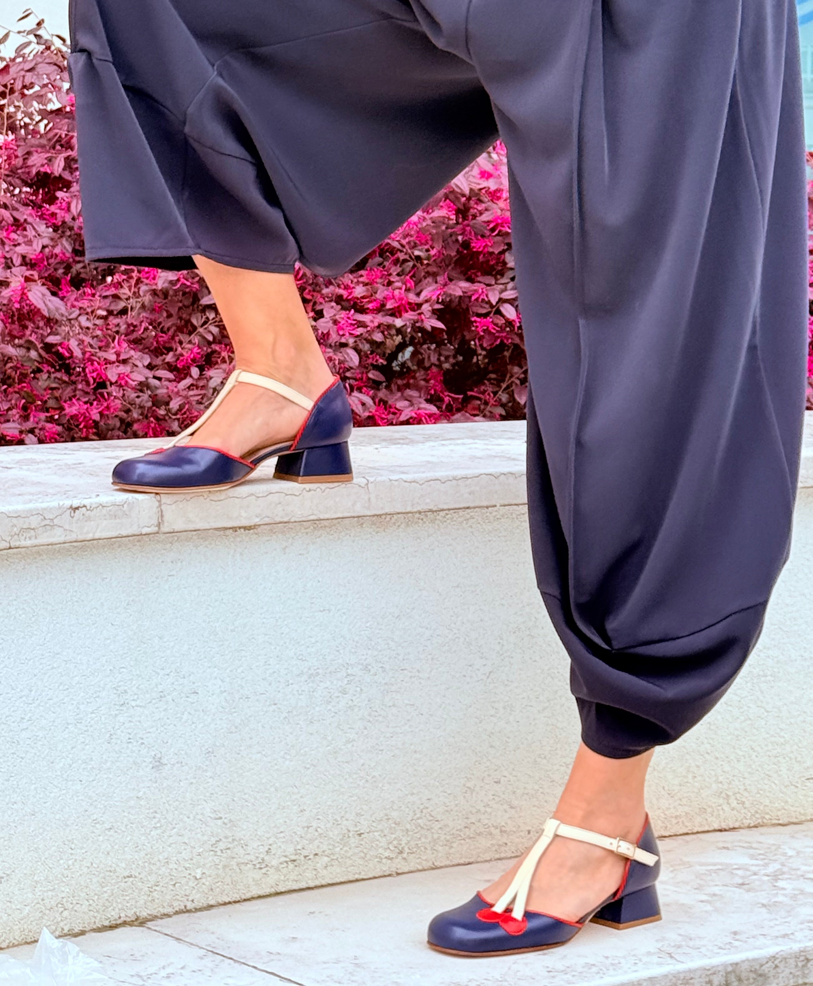 Image of Maraska Blue d'orsay in nappa blu aperta ai lati tacco 3 cm artigianale marchigiana