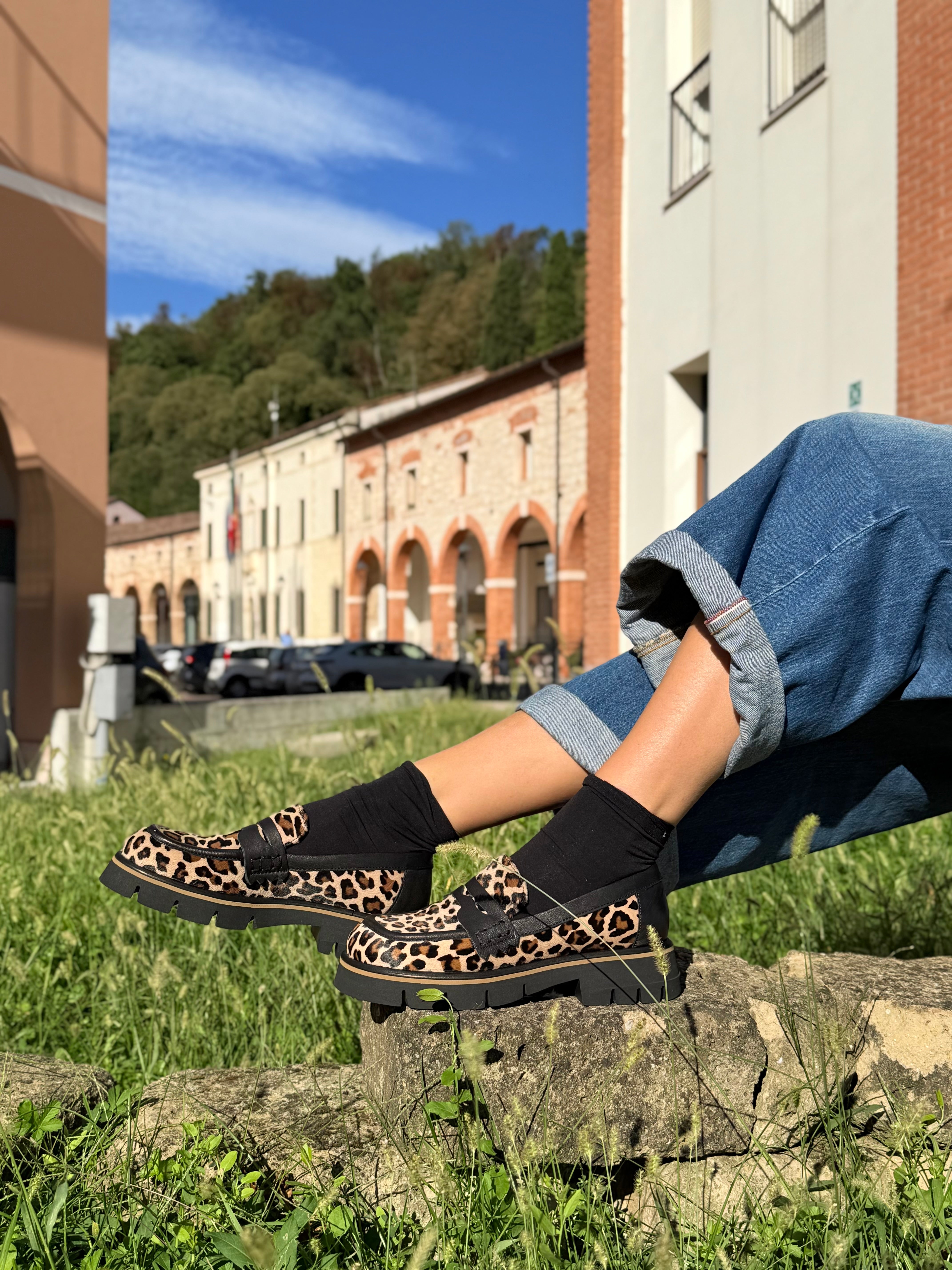 Image of Benon Pony mocassino in nappa nera e cavallino maculato artigianale marchigiana