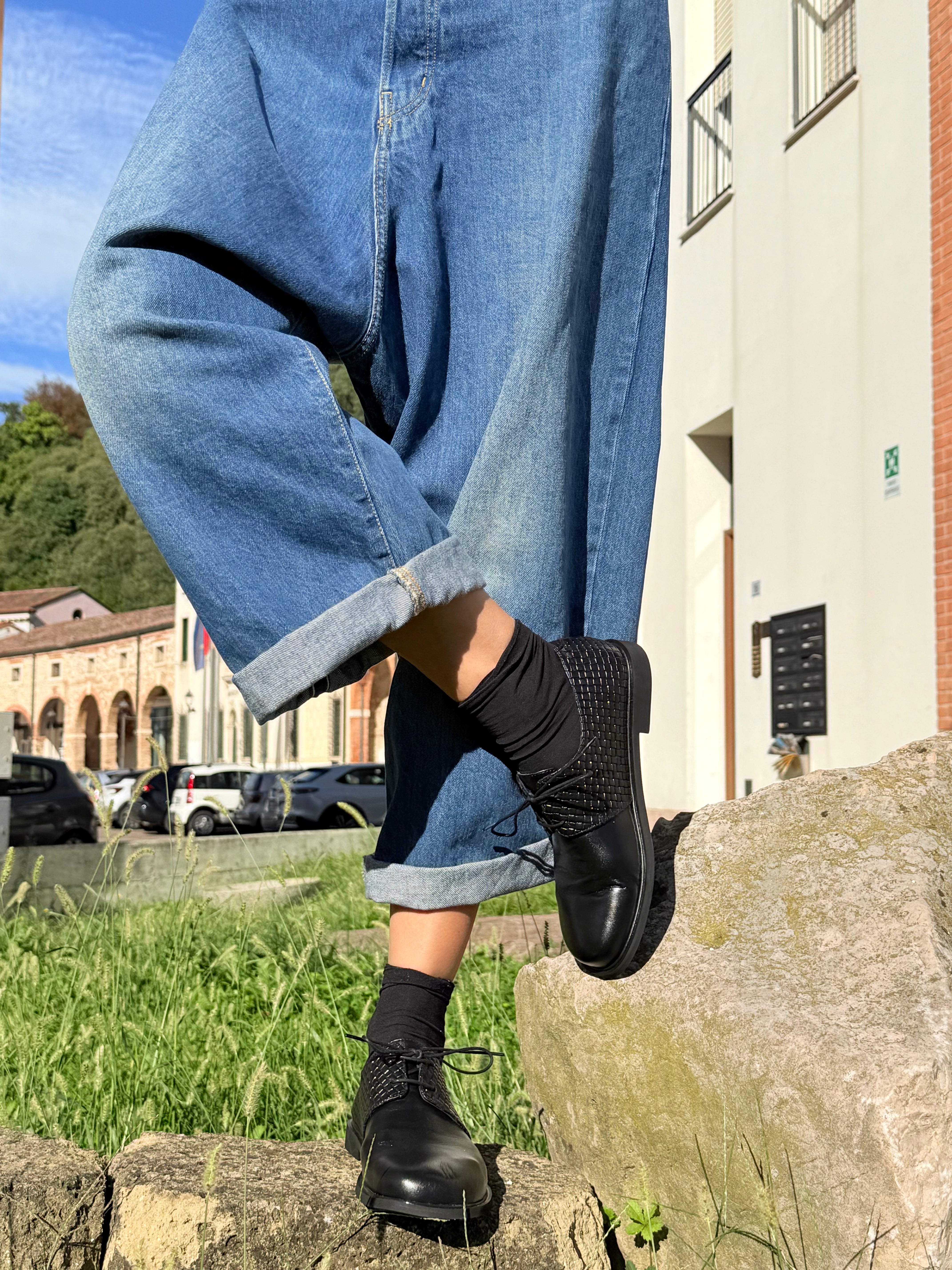 Image of Bologna Black allacciata bassa in nappa nera tacco 1.5 artigianale marchigiana