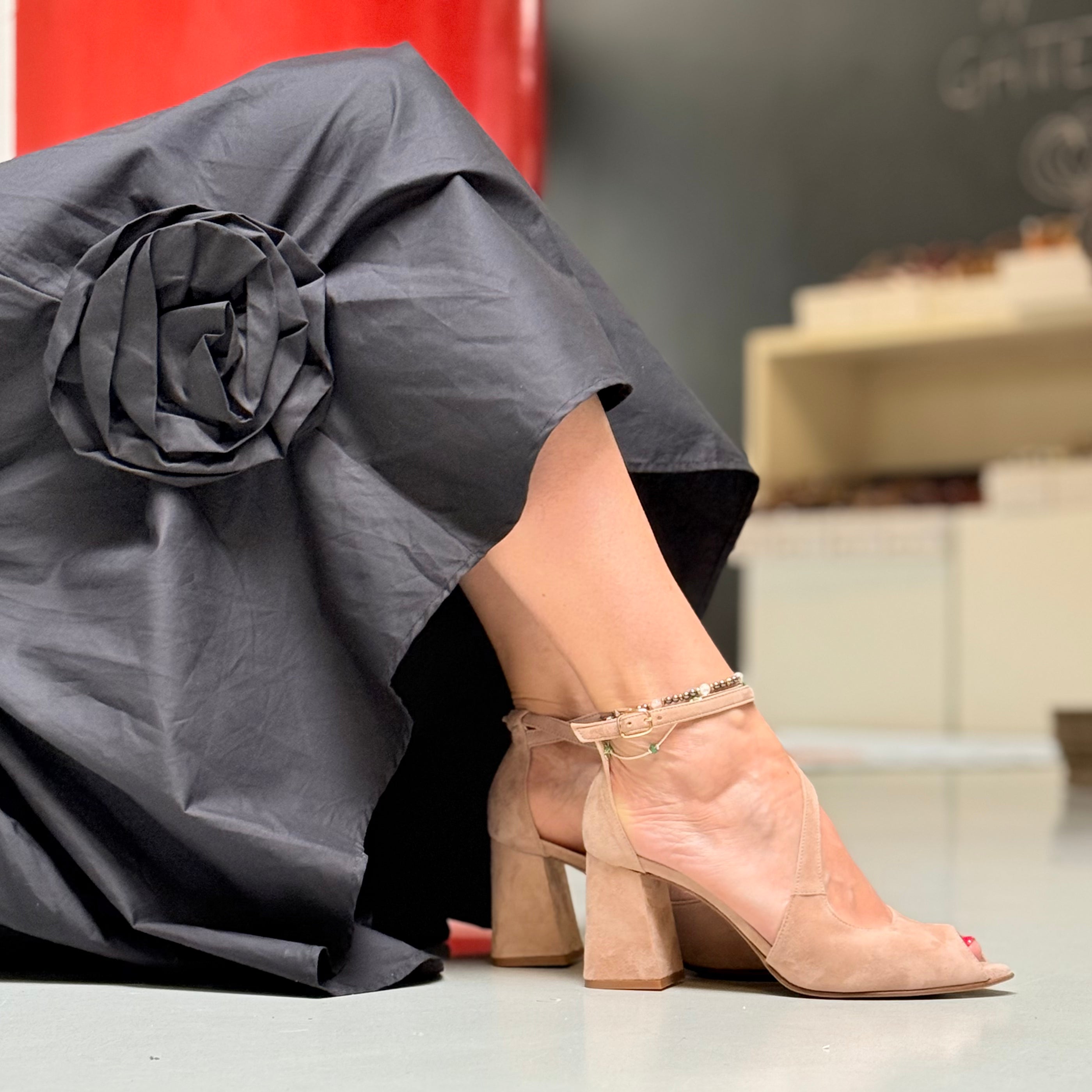 Sonia Taupe decollete in camoscio tortora con cinturino tacco 7 cm lavorazione artigianale marchigiana