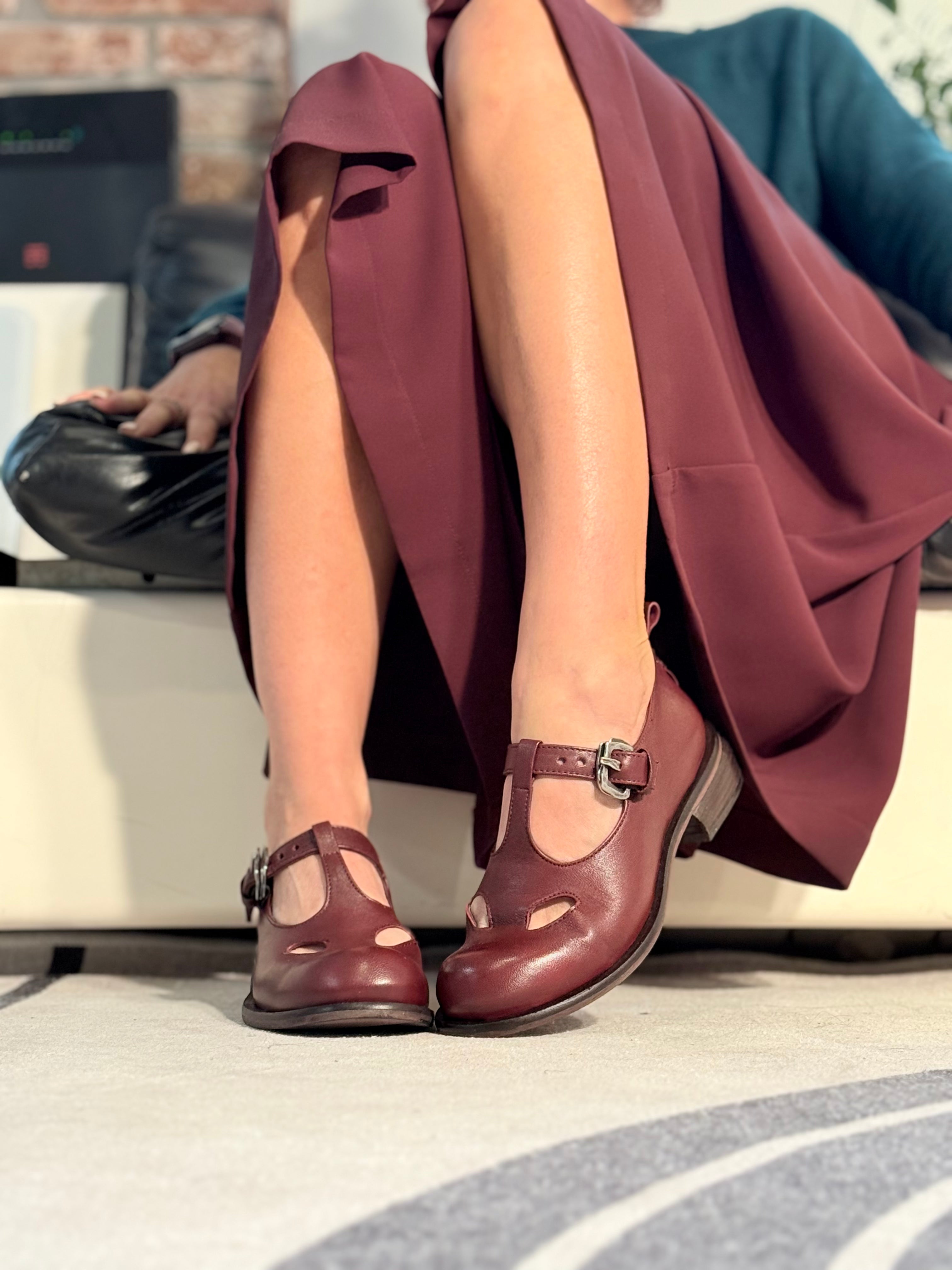 Image of Kokiri Wine bebe con occhietti in pelle bordeaux tacco 3cm artigianale marchigiana