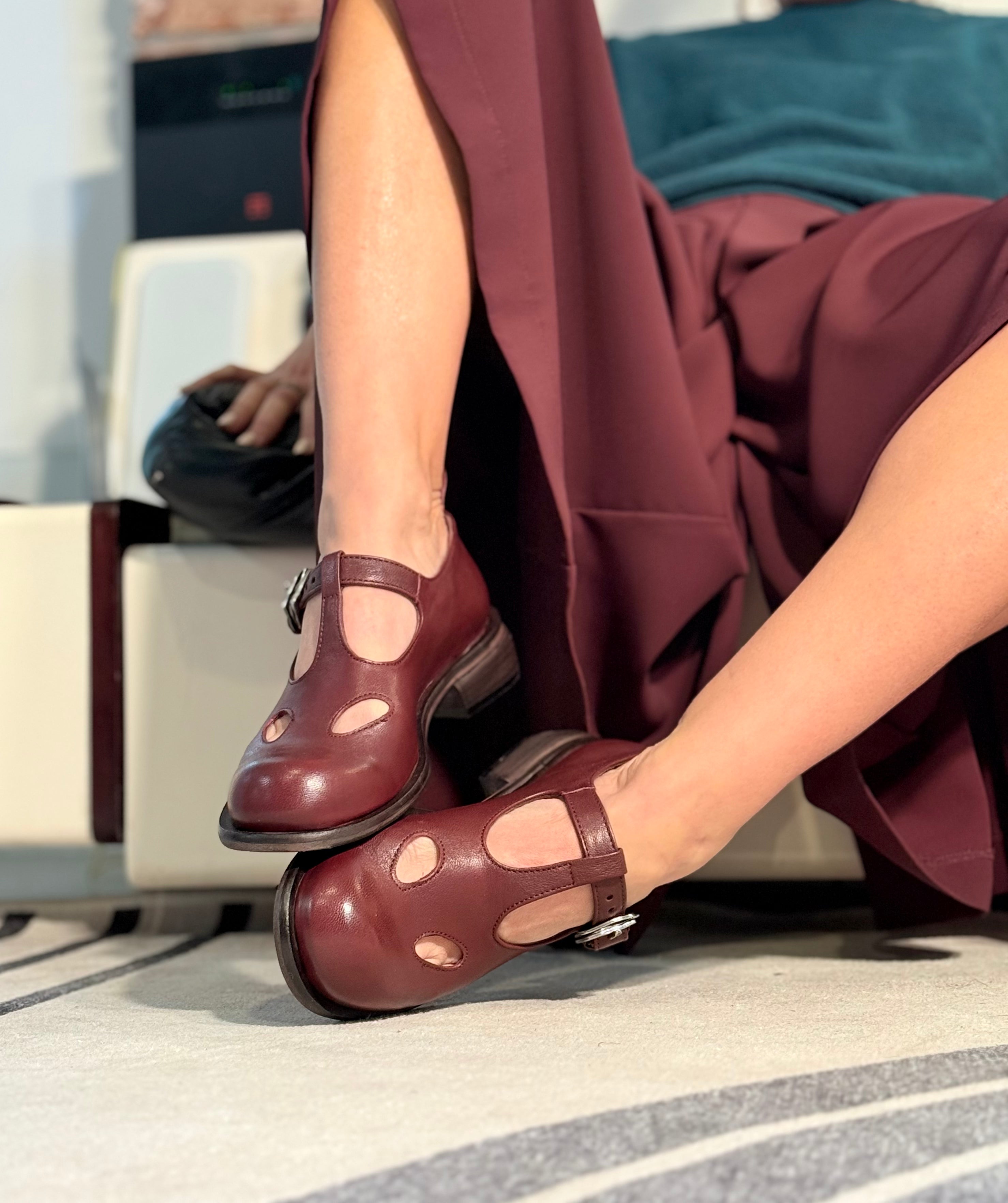 Image of Kokiri Wine bebe con occhietti in pelle bordeaux tacco 3cm artigianale marchigiana