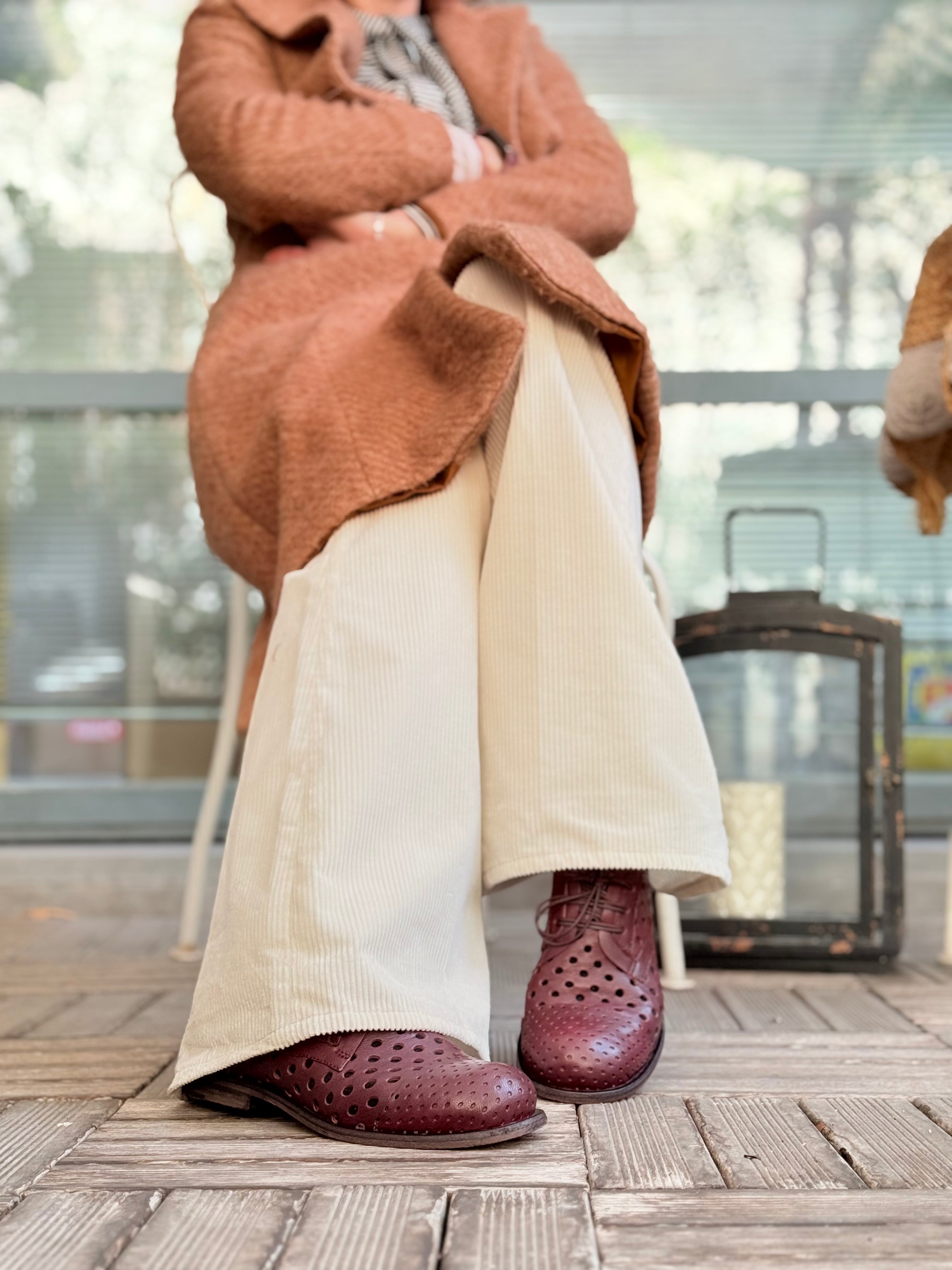 Image of Ladybug  Wine scarpa derby allacciata in pelle bordeaux forata artigianale marchigiana