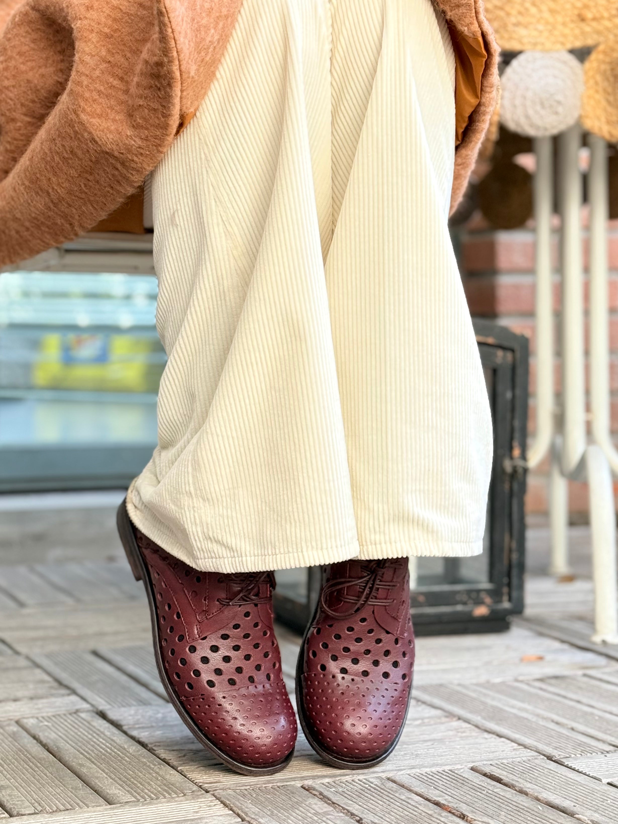 Image of Ladybug  Wine scarpa derby allacciata in pelle bordeaux forata artigianale marchigiana