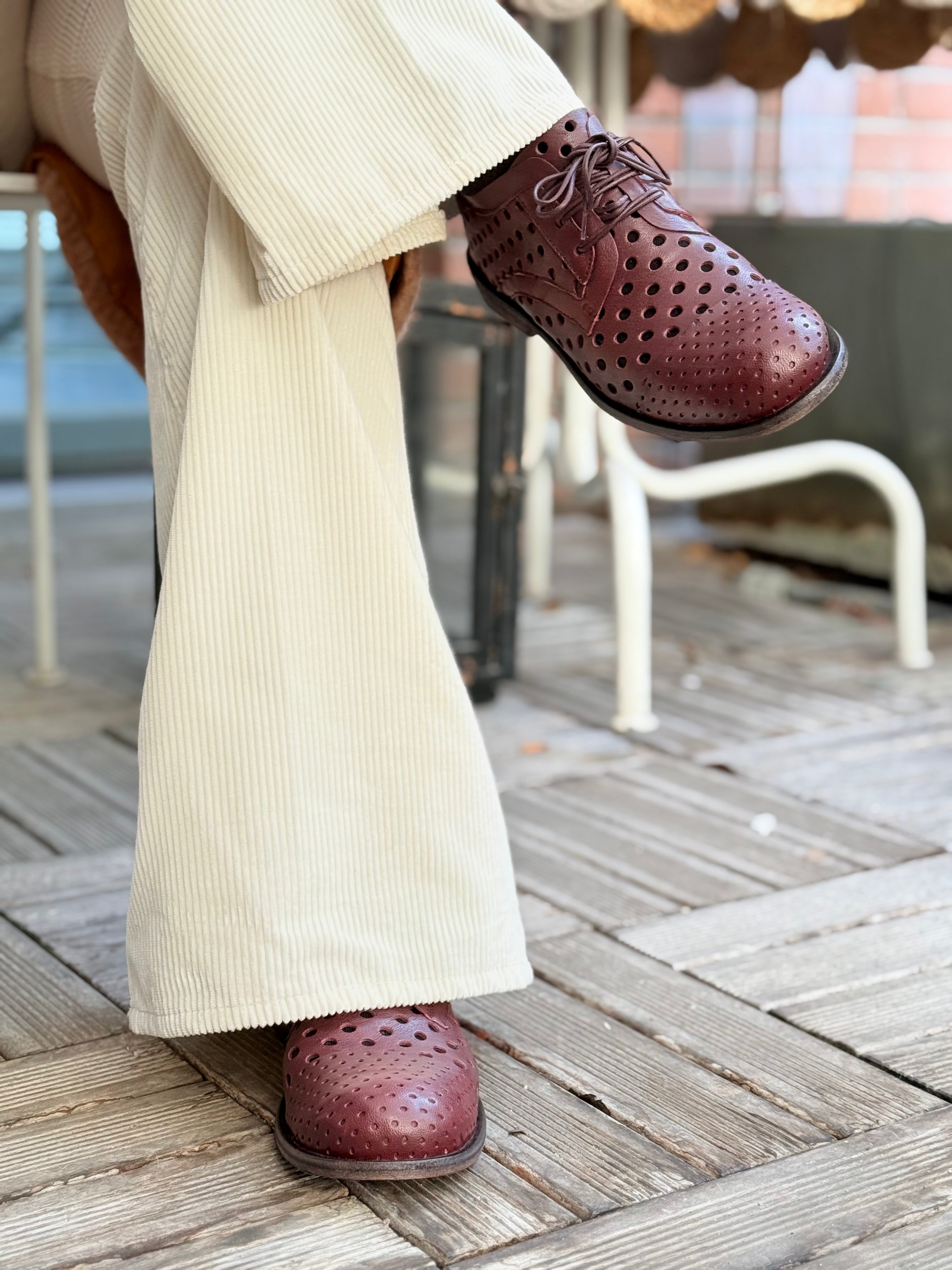 Image of Ladybug  Wine scarpa derby allacciata in pelle bordeaux forata artigianale marchigiana