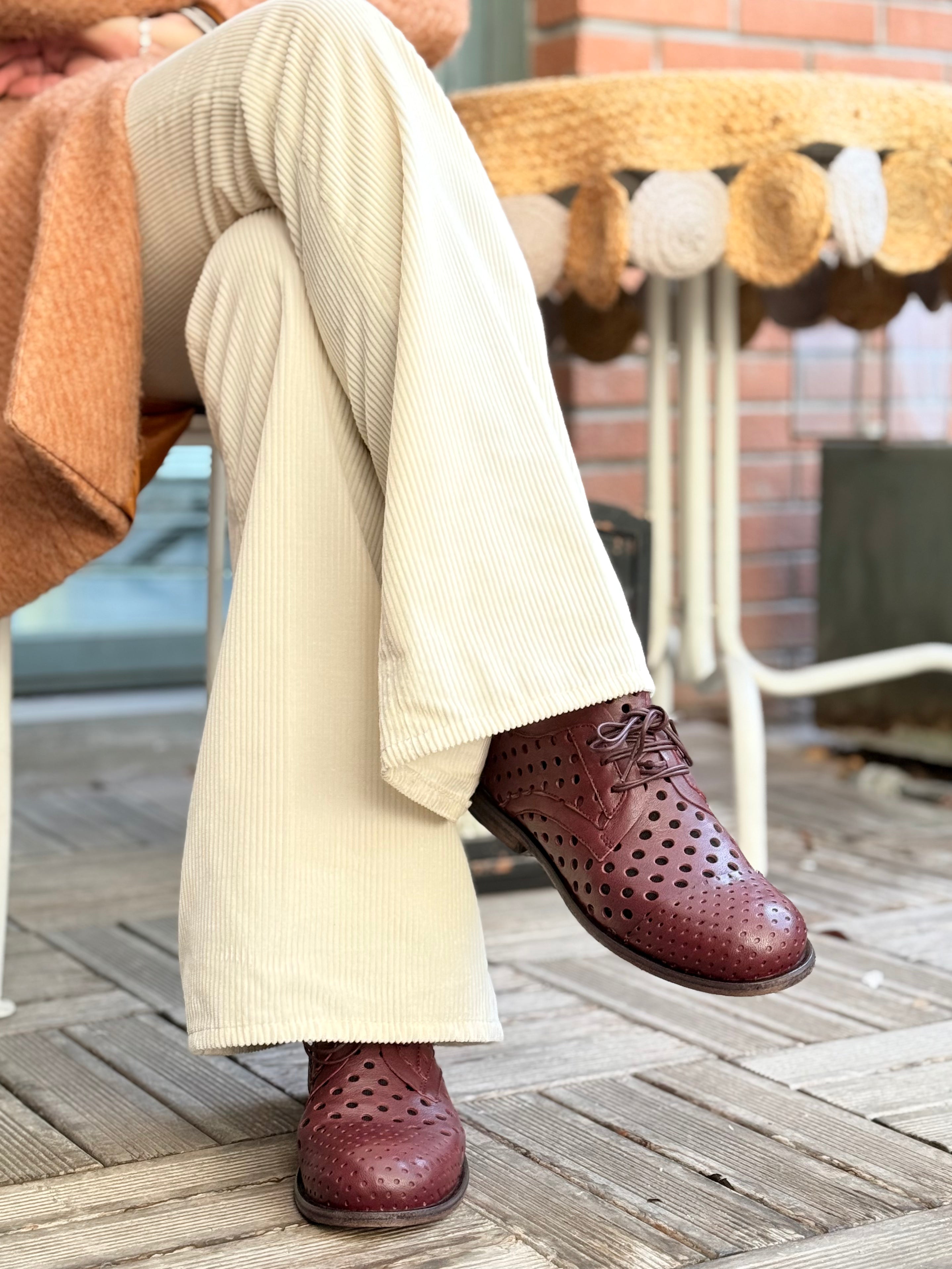 Image of Ladybug  Wine scarpa derby allacciata in pelle bordeaux forata artigianale marchigiana