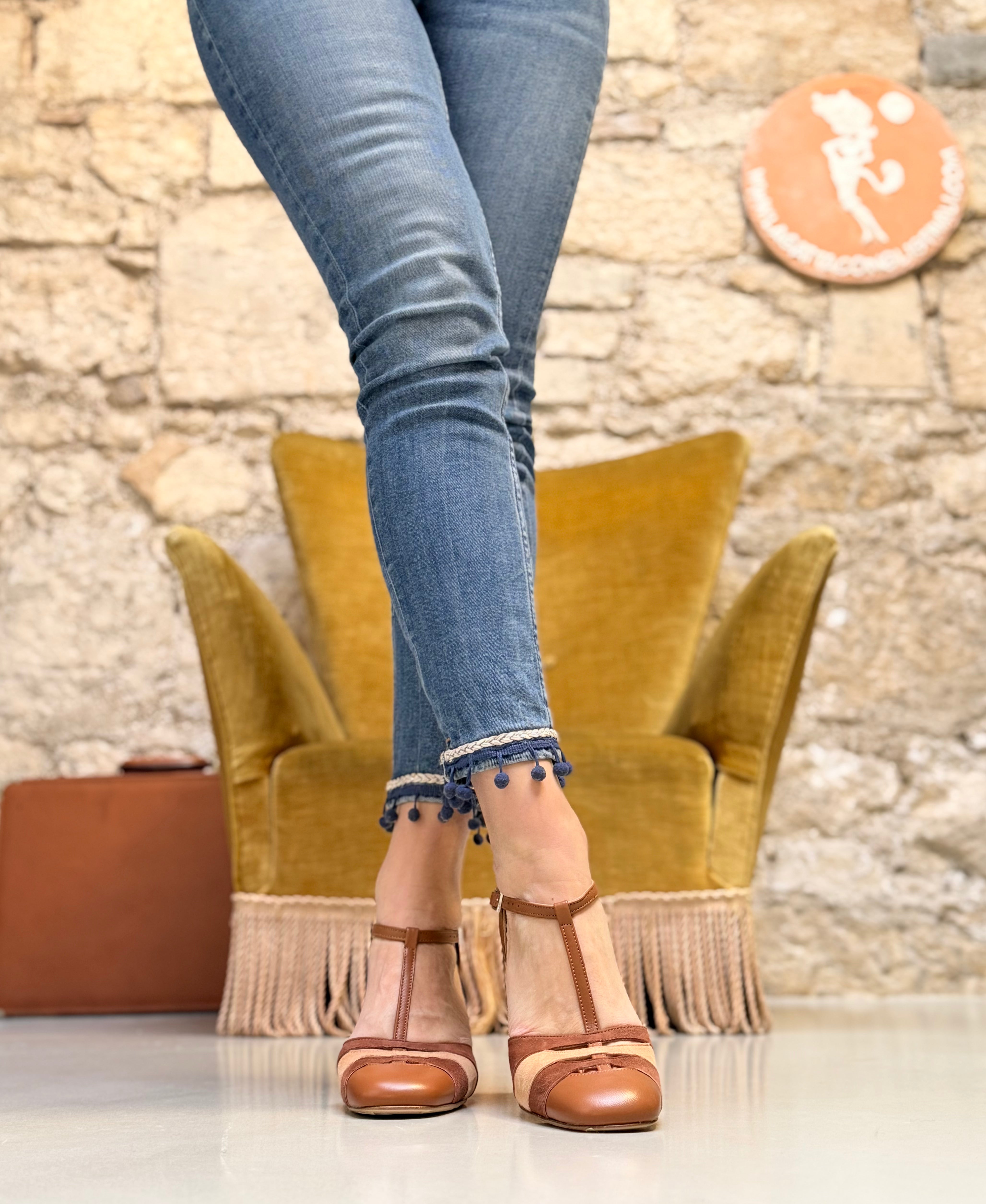 Image of Pittima Cognac decollete t-bar in nappa nocciola e camoscio marrone e beige tacco 8 artigianale marchigiana