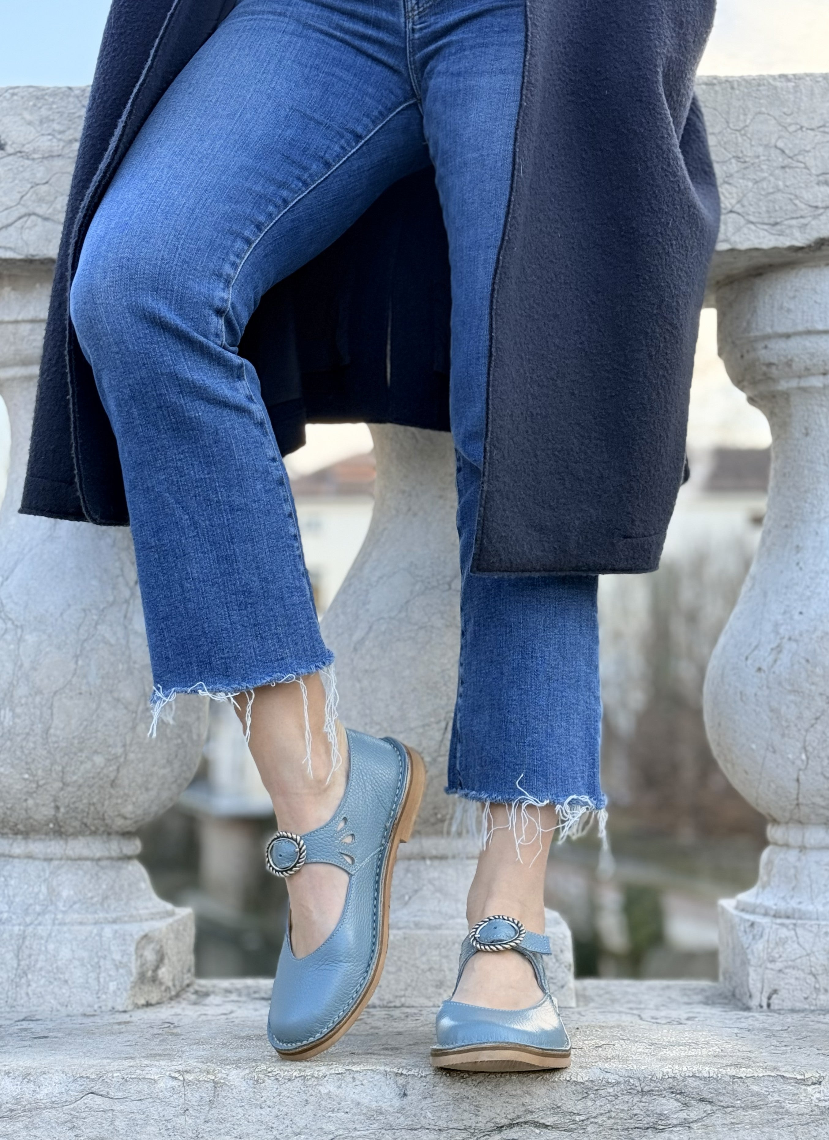 Image of Nane Polvere scarpa bassa in pelle azzurro polvere con fibbia artigianale toscana