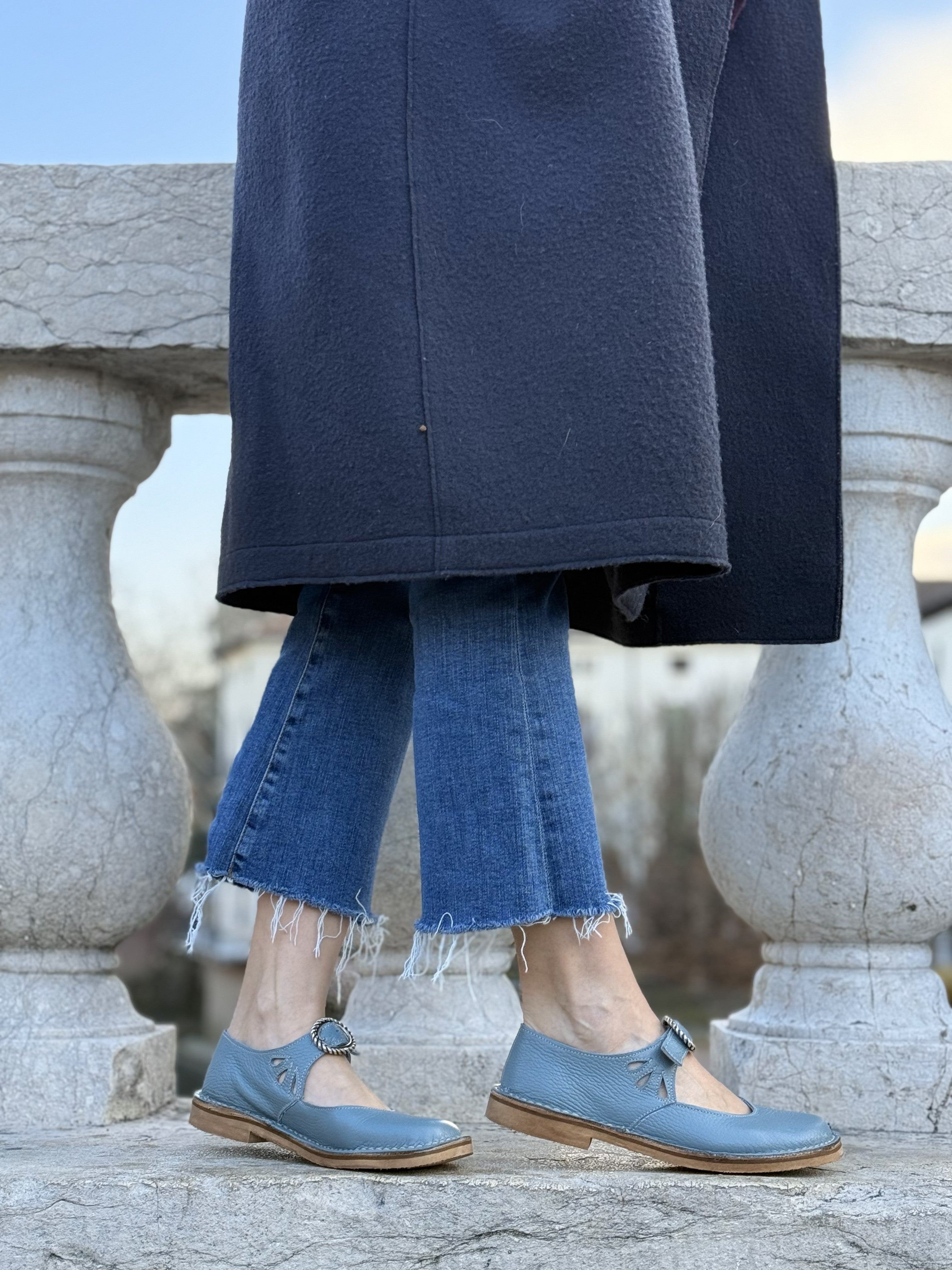 Image of Nane Polvere scarpa bassa in pelle azzurro polvere con fibbia artigianale toscana
