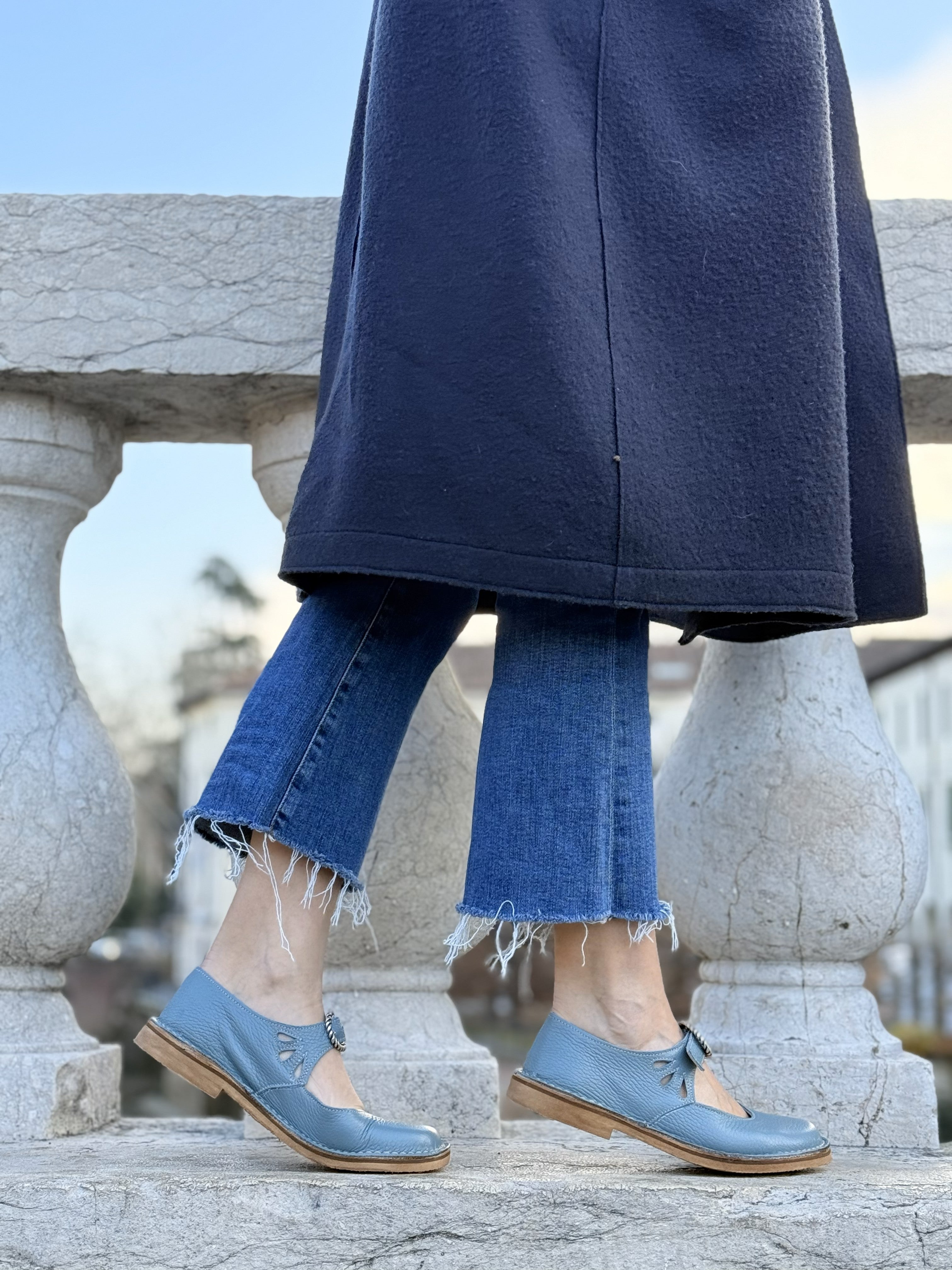 Image of Nane Polvere scarpa bassa in pelle azzurro polvere con fibbia artigianale toscana
