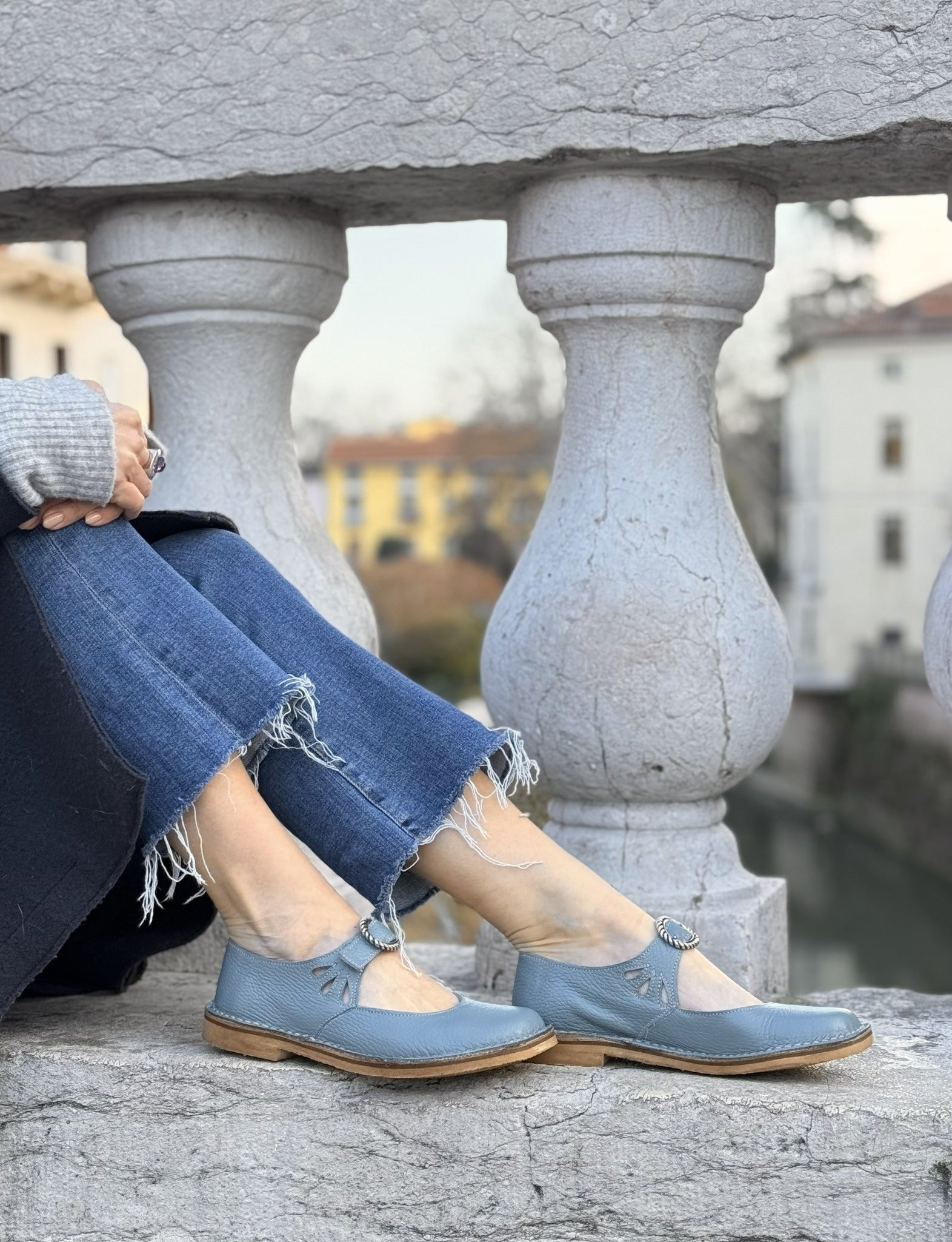 Image of Nane Polvere scarpa bassa in pelle azzurro polvere con fibbia artigianale toscana