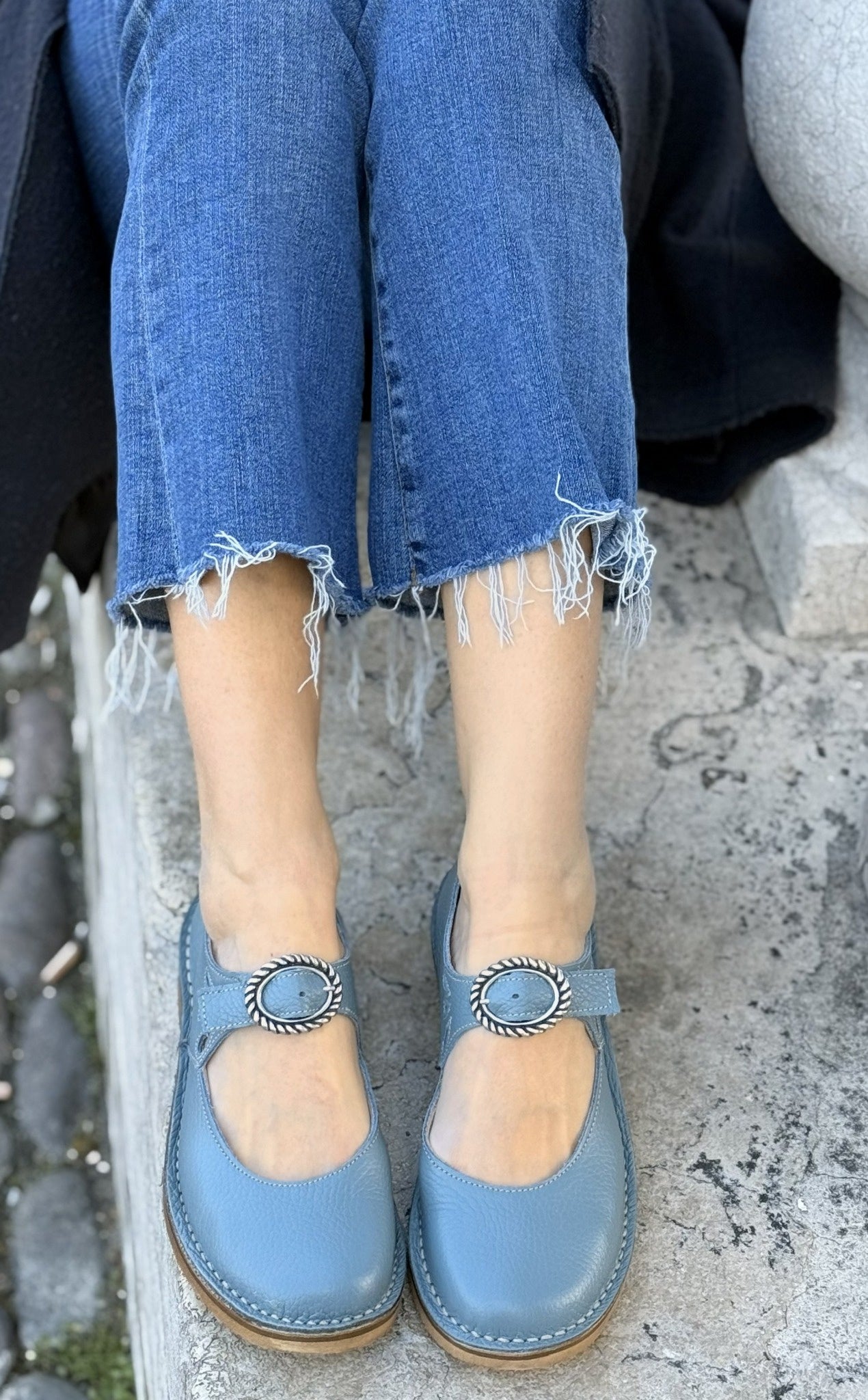 Image of Nane Polvere scarpa bassa in pelle azzurro polvere con fibbia artigianale toscana