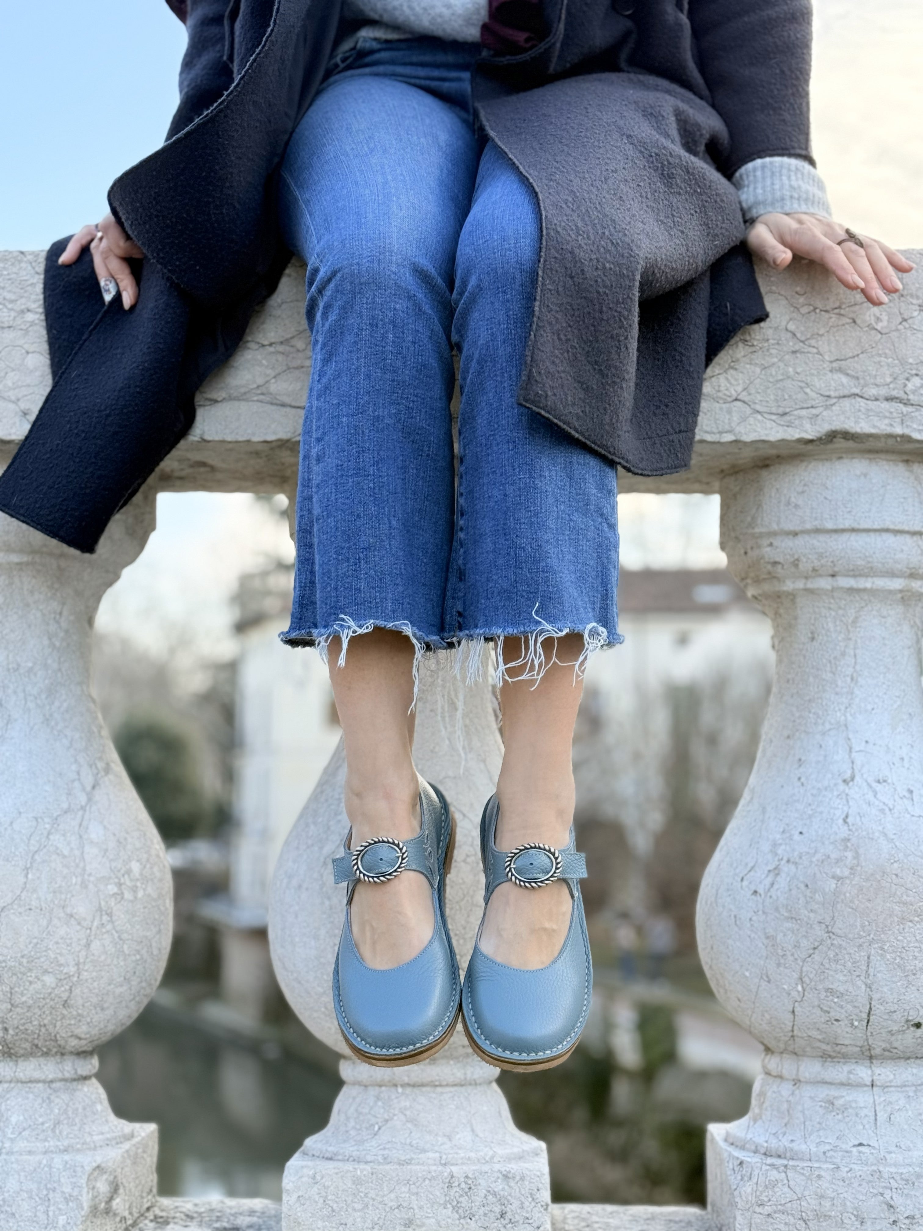 Image of Nane Polvere scarpa bassa in pelle azzurro polvere con fibbia artigianale toscana