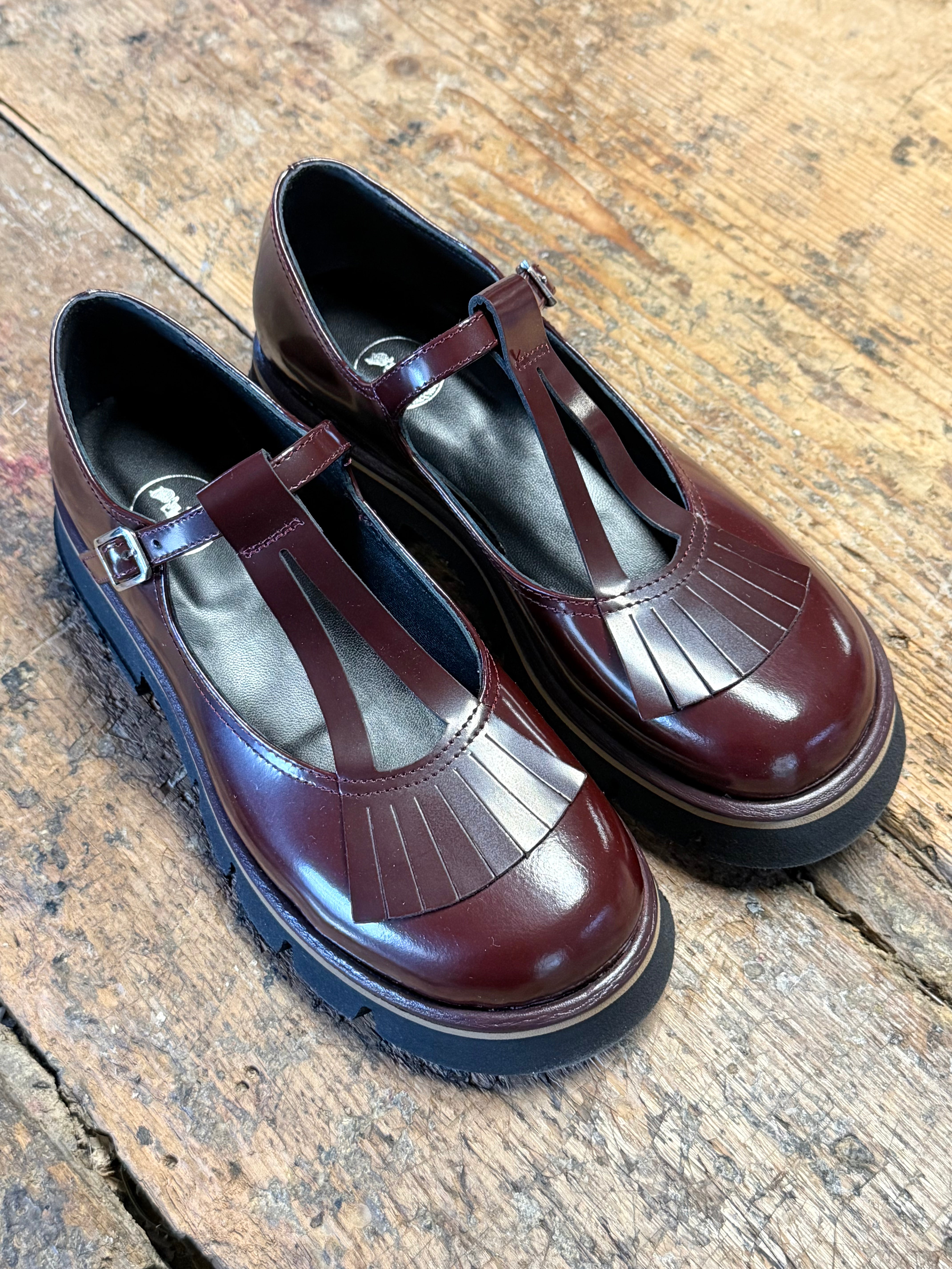 Image of Urban Bordo scarpa bassa in pelle abrasivata bordeaux artigianale marchigiana