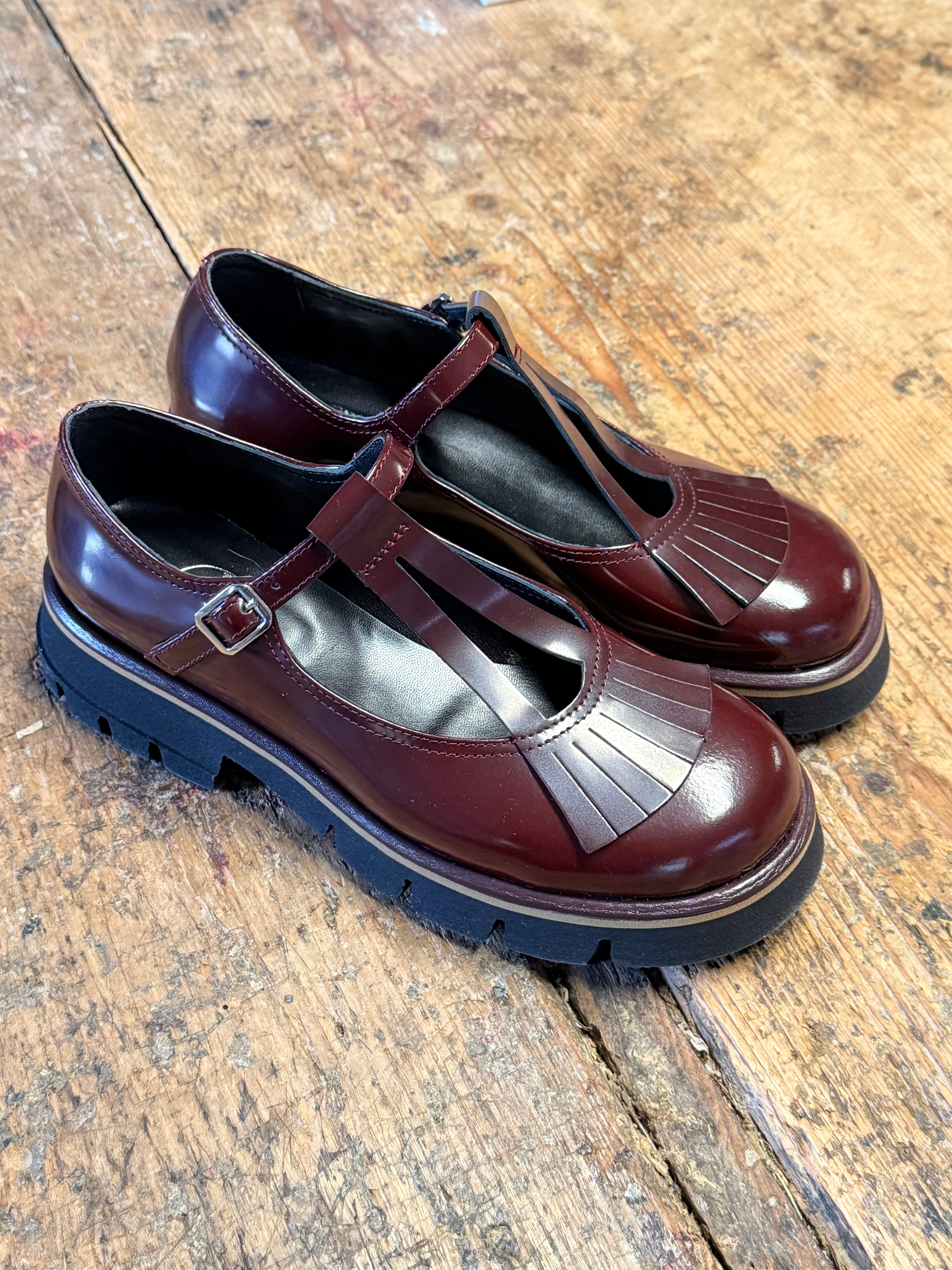 Image of Urban Bordo scarpa bassa in pelle abrasivata bordeaux artigianale marchigiana