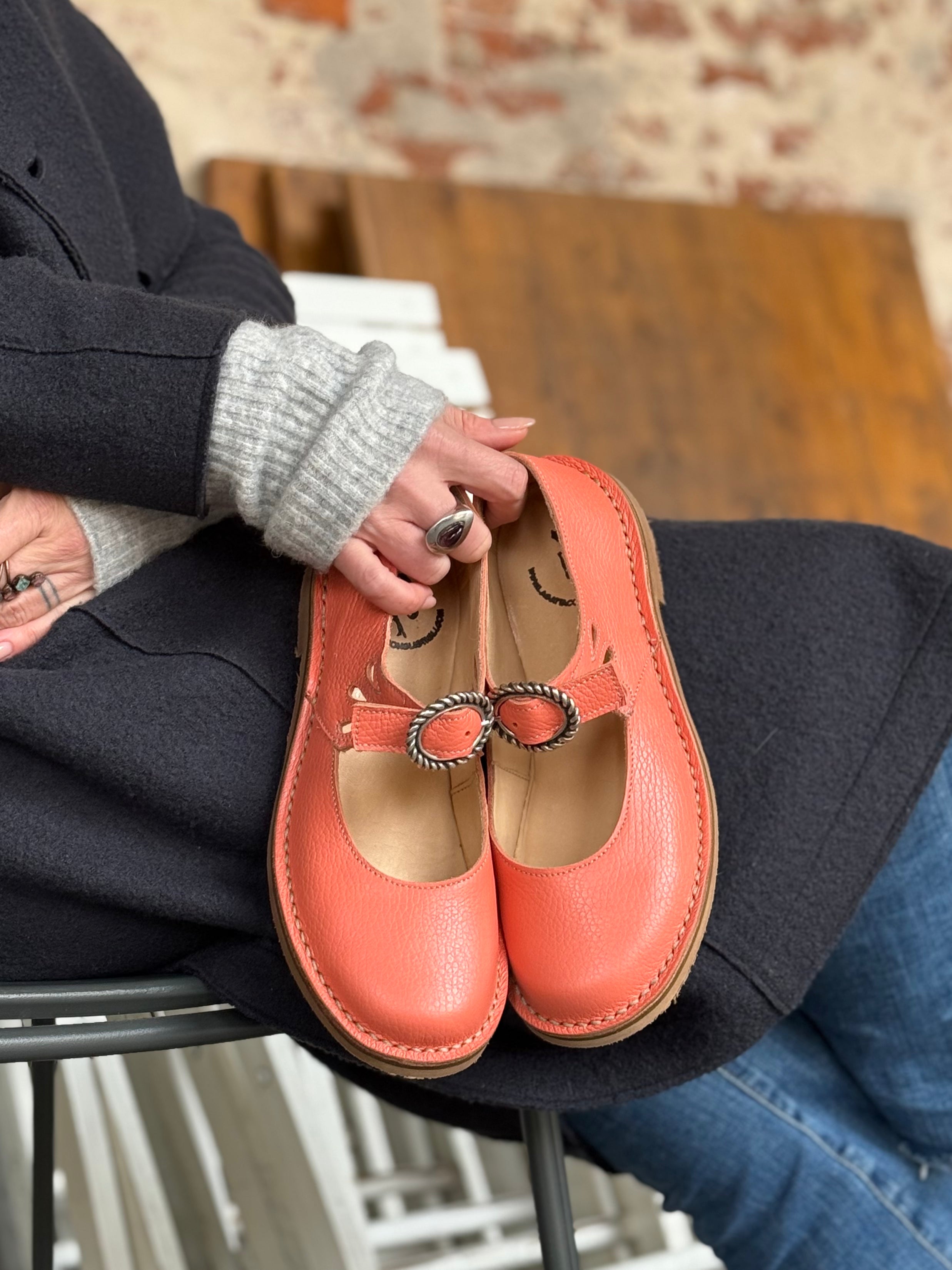 Image of Nane Salmone scarpa bassa in pelle salmone con fibbia  artigianale toscana